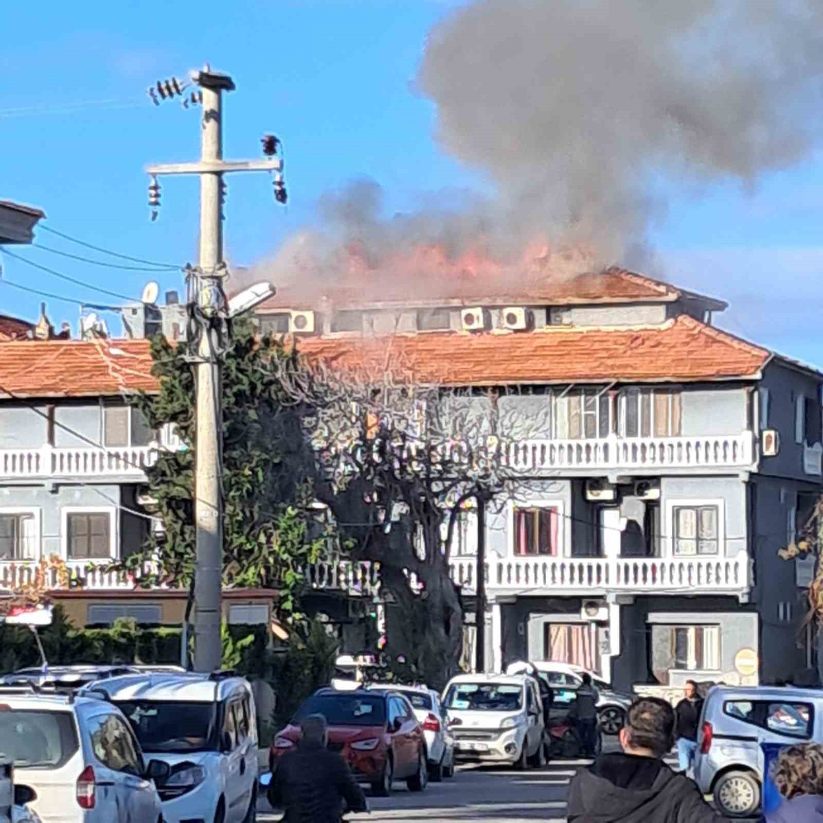 Çeşme’de motel yangını: Çatı alev alev yandı
