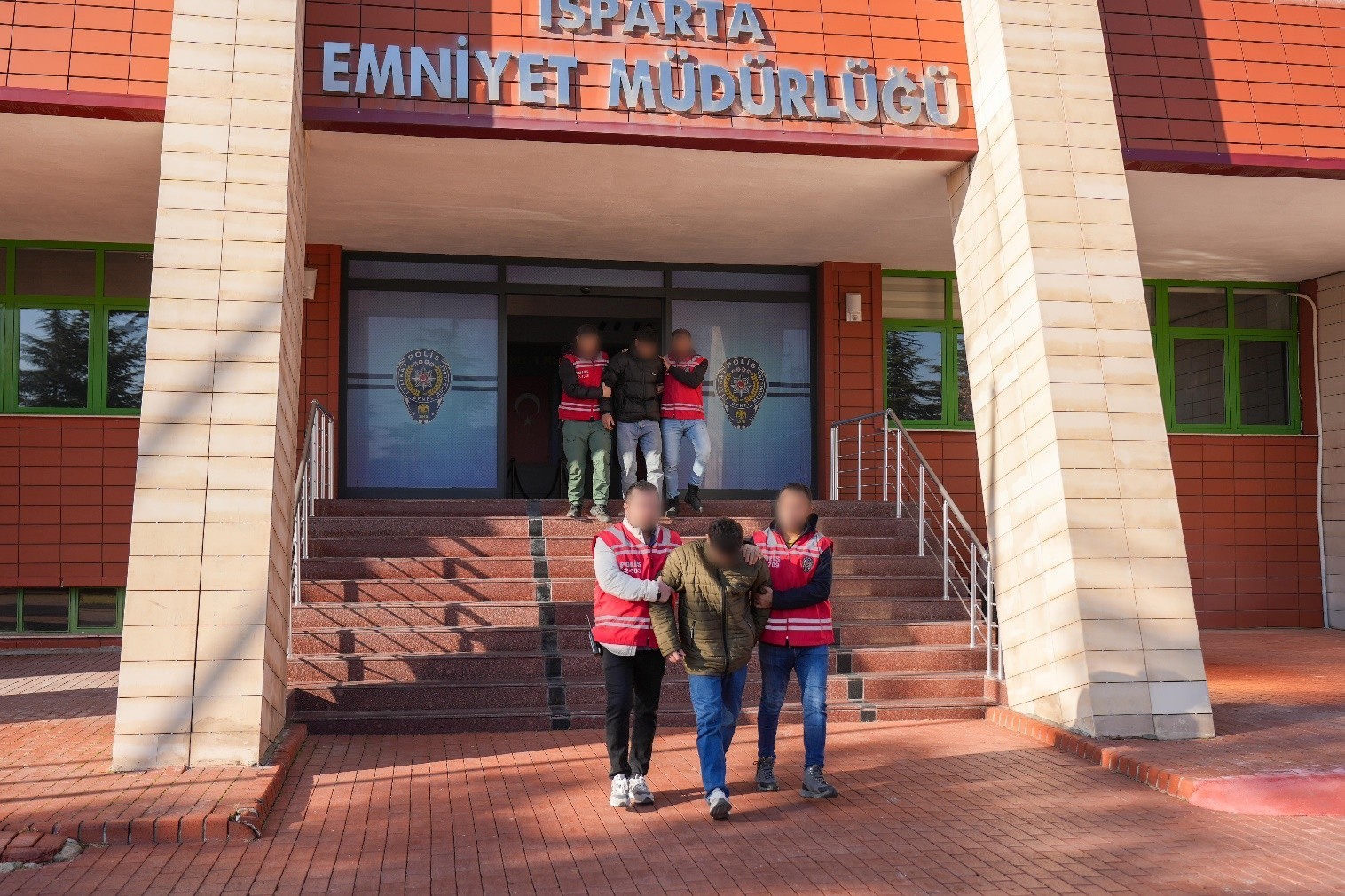 Isparta&rsquo;da hırsızlık ve yaralama su&ccedil;undan aranan 2 kişi yakalandı
