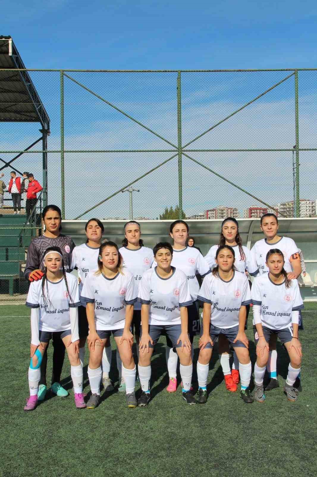 İş insanı Salih Karakaya, Ağrı Kadın Futbol Takımı&rsquo;na forma sponsoru oldu
