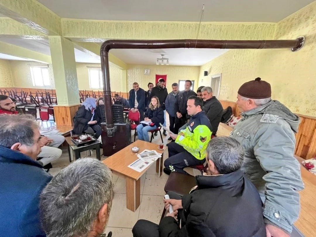 Kars&rsquo;ta Jandarma, tarım aletleri i&ccedil;in g&uuml;venlik işaretleri konusunda bilgilendirme yaptı

