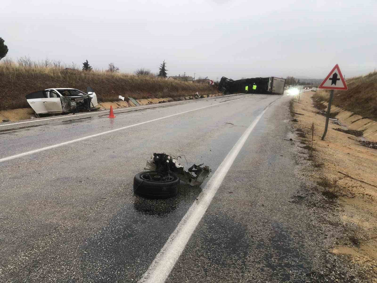 Konya’da otomobil ile tır çarpıştı: 2 yaralı
