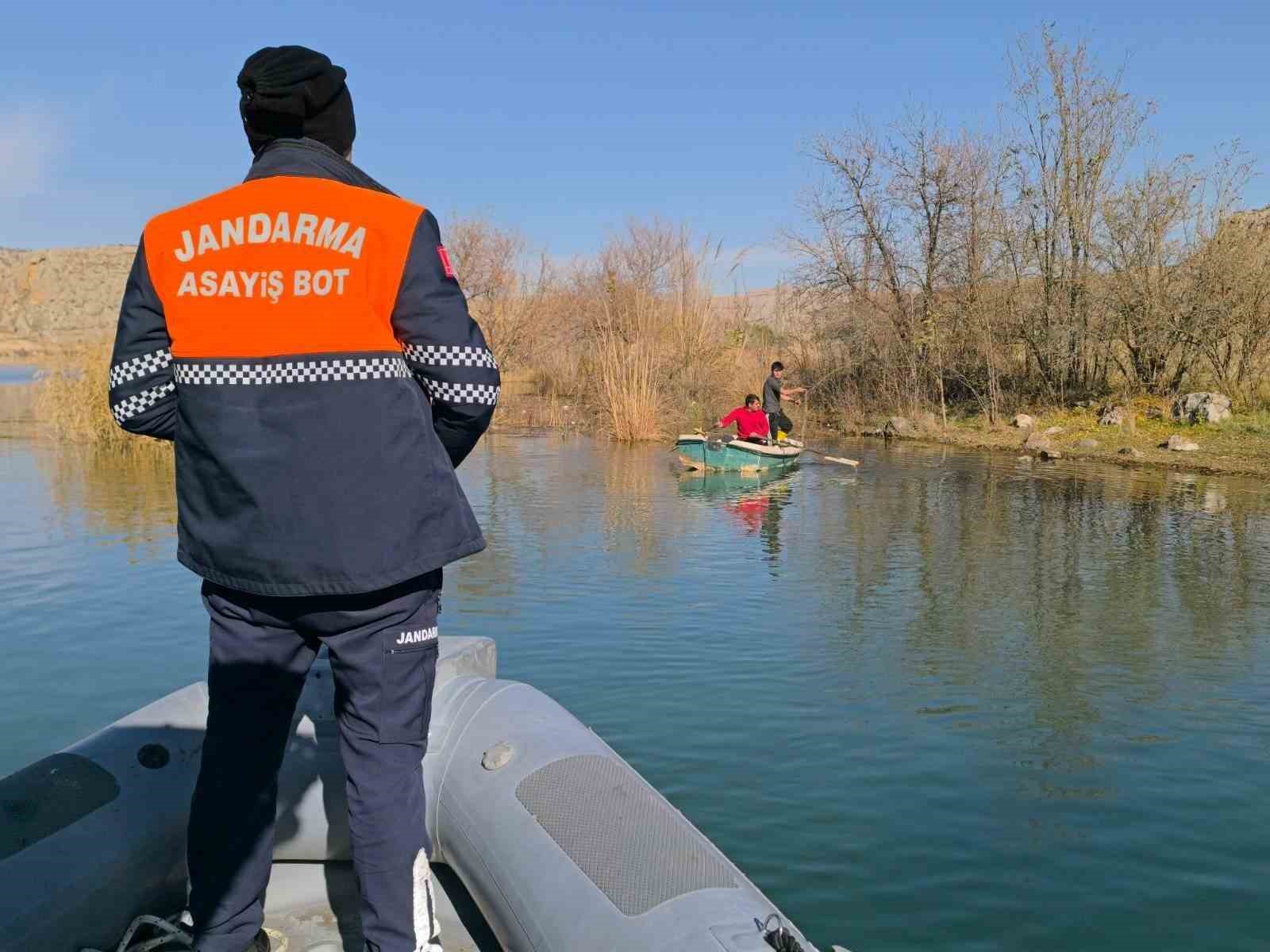 Ağ ile avlanma yasağına uymayan 2 şahsı jandarma yakaladı
