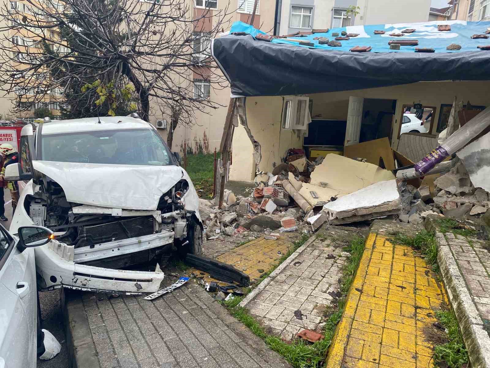 Ataşehir’de hafif ticari araç önce eve sonra park halindeki araca çarptı: 3 yaralı
