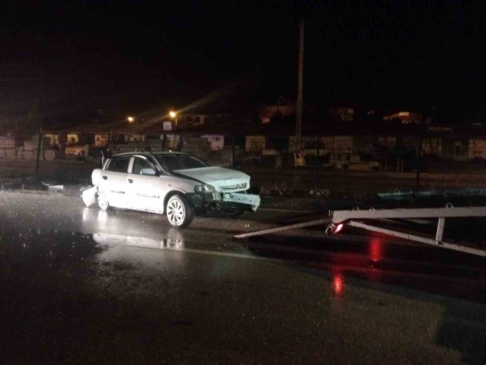 Alkollü sürücü önce refüje ardından otomobile çarptı: 1 yaralı
