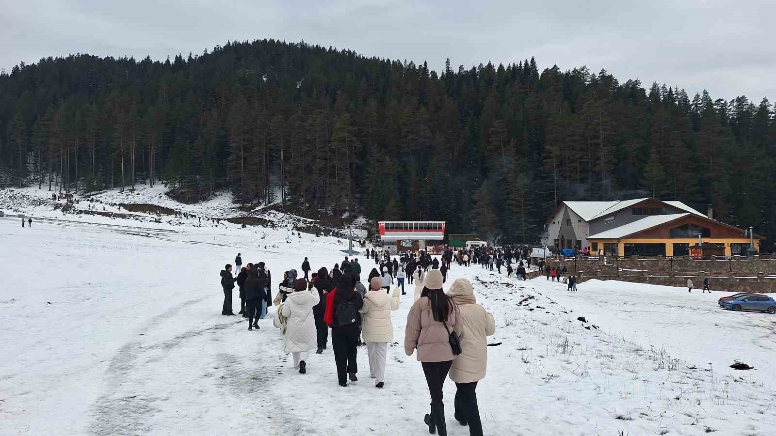 Üniversite öğrencileri Ilgaz Dağı’nda karın tadını çıkardı