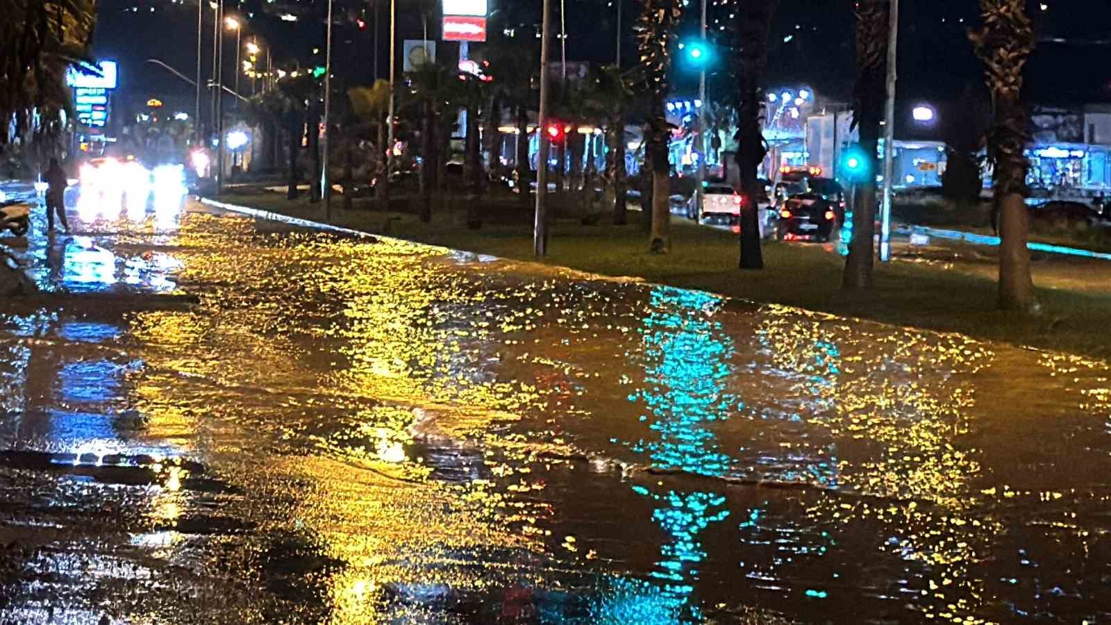 Kuşadası’nda sağanak yağış etkili oldu