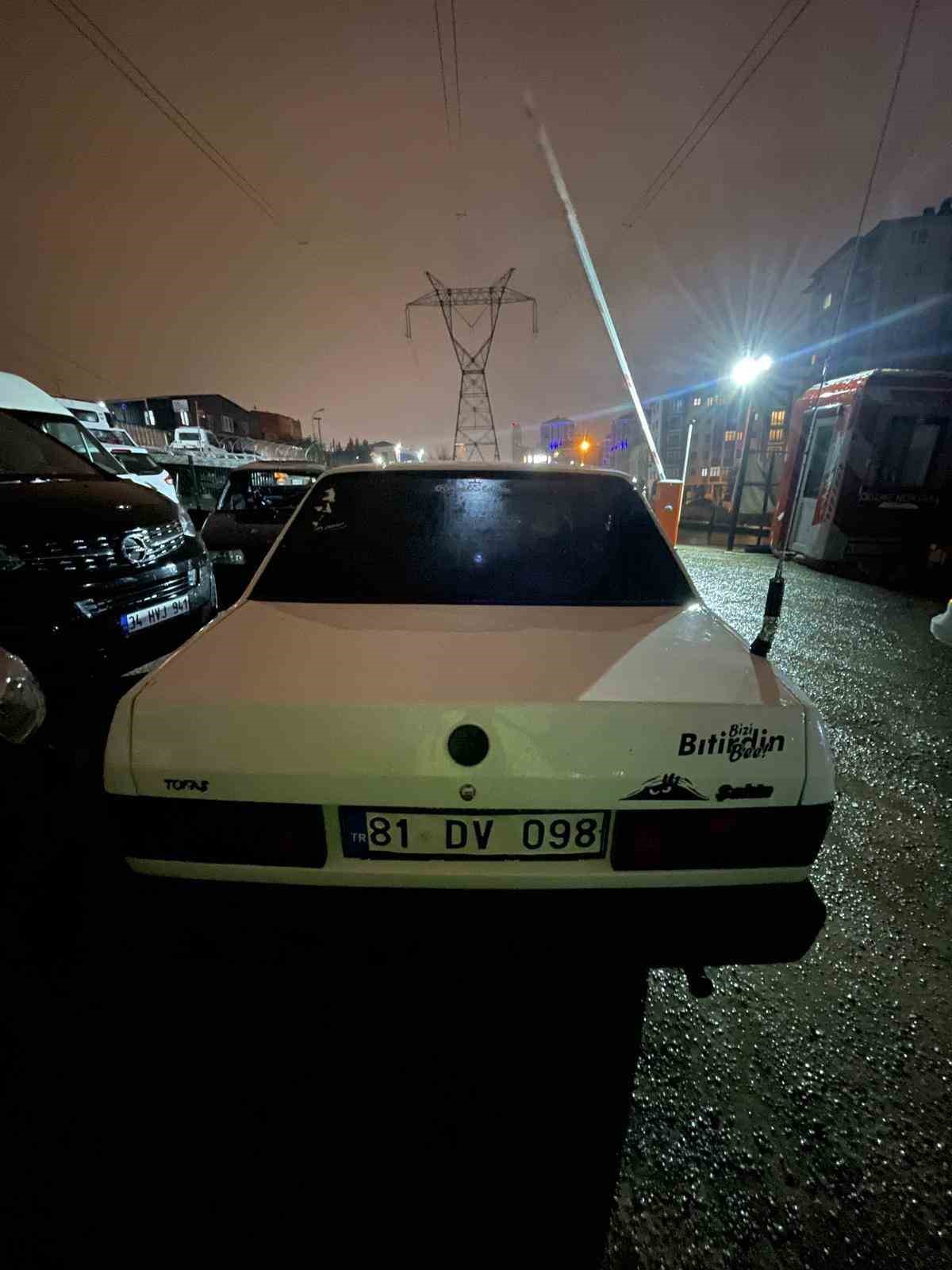 Çekmeköy’de polis aracına çarpan sürücü ve yakınları ile polis ekipleri arasında arbede
