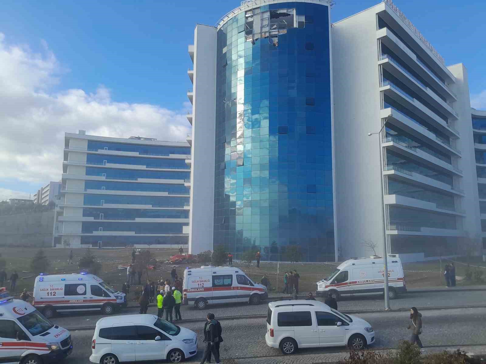 Yoğun sis nedeniyle binaya çarpan ambulans helikopter düştü: 4 ölü
