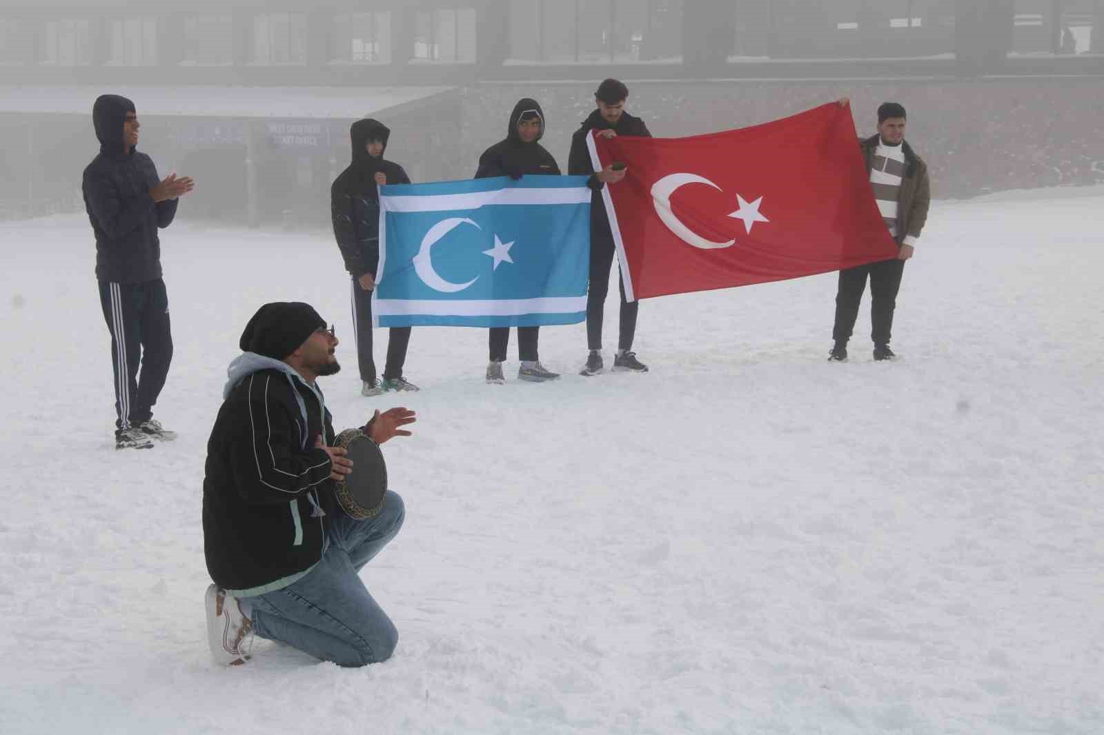 İlk defa kar gören Türkmenler gönüllerince eğlendi