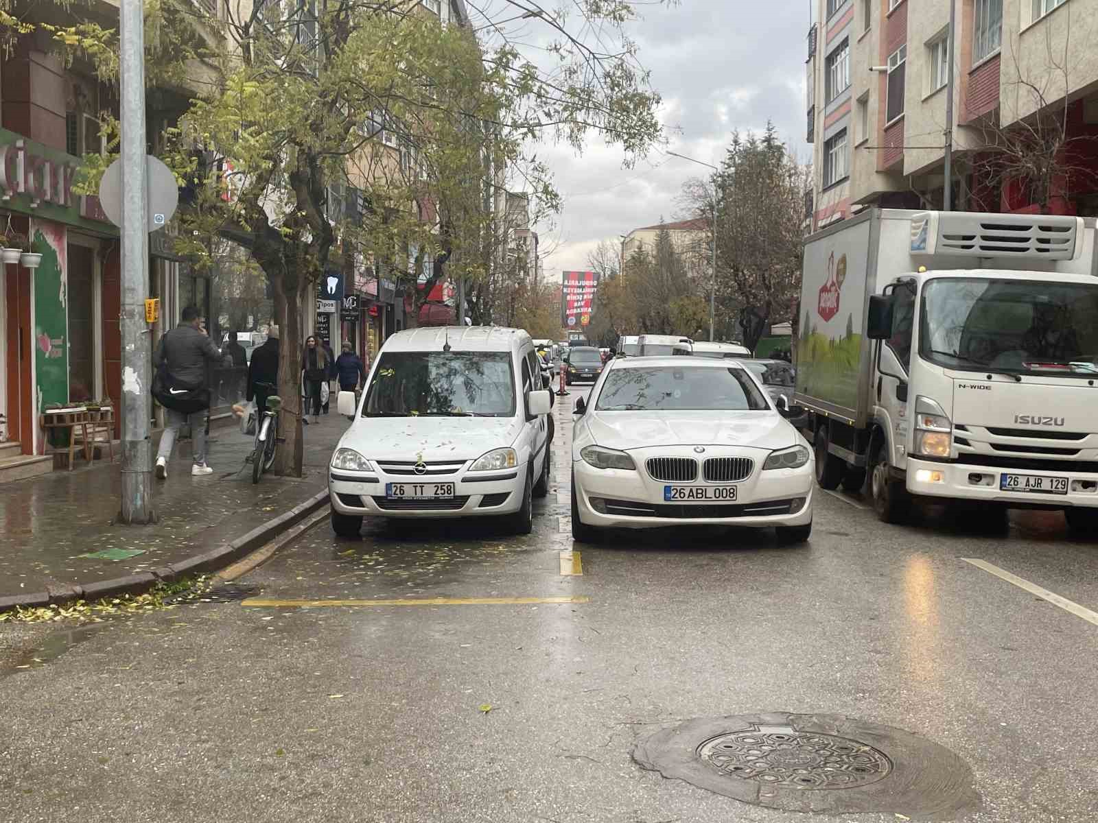 İkinci sıraya park edilen araçlar trafiğin sıkışmasına neden oluyor