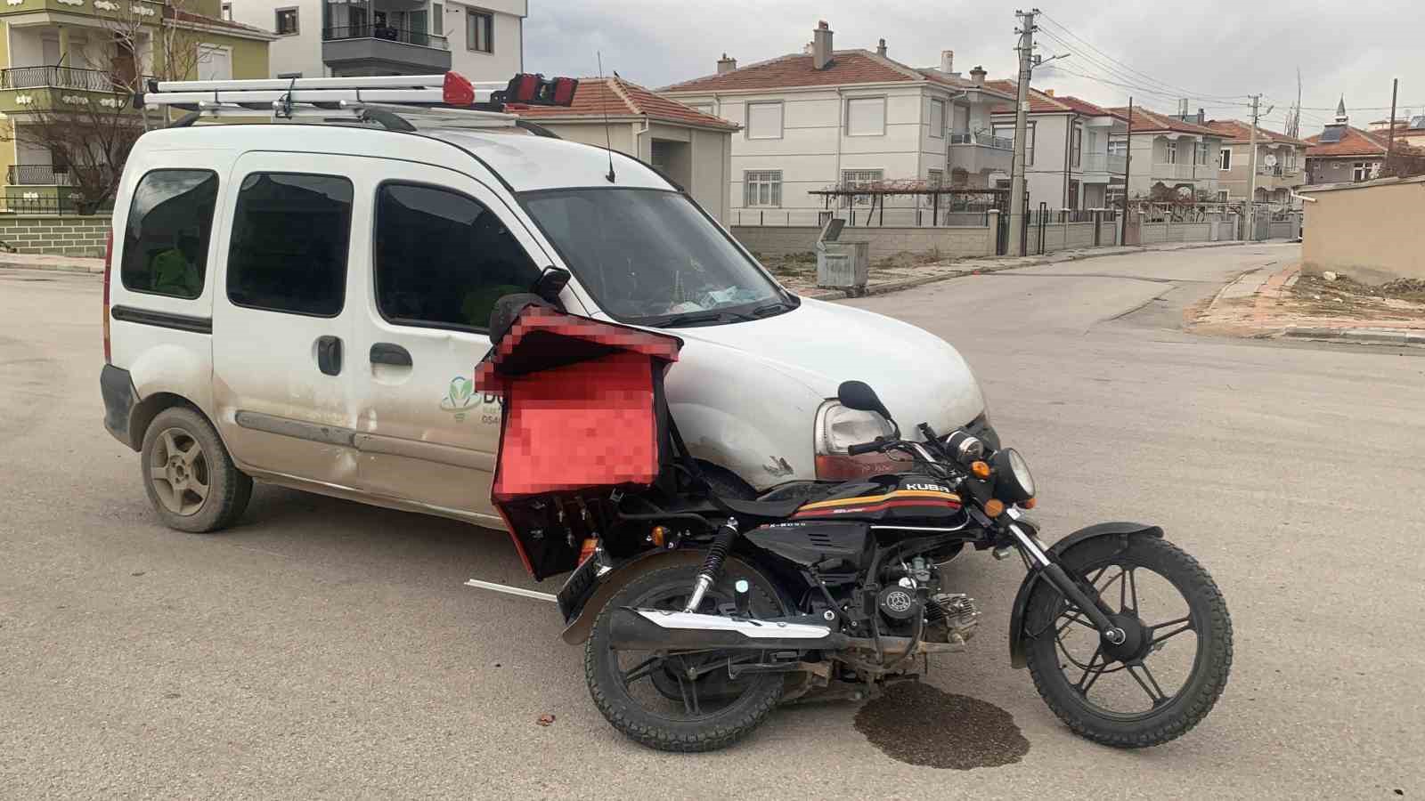 Karaman’da hafif ticari araçla çarpışan motokurye yaralandı
