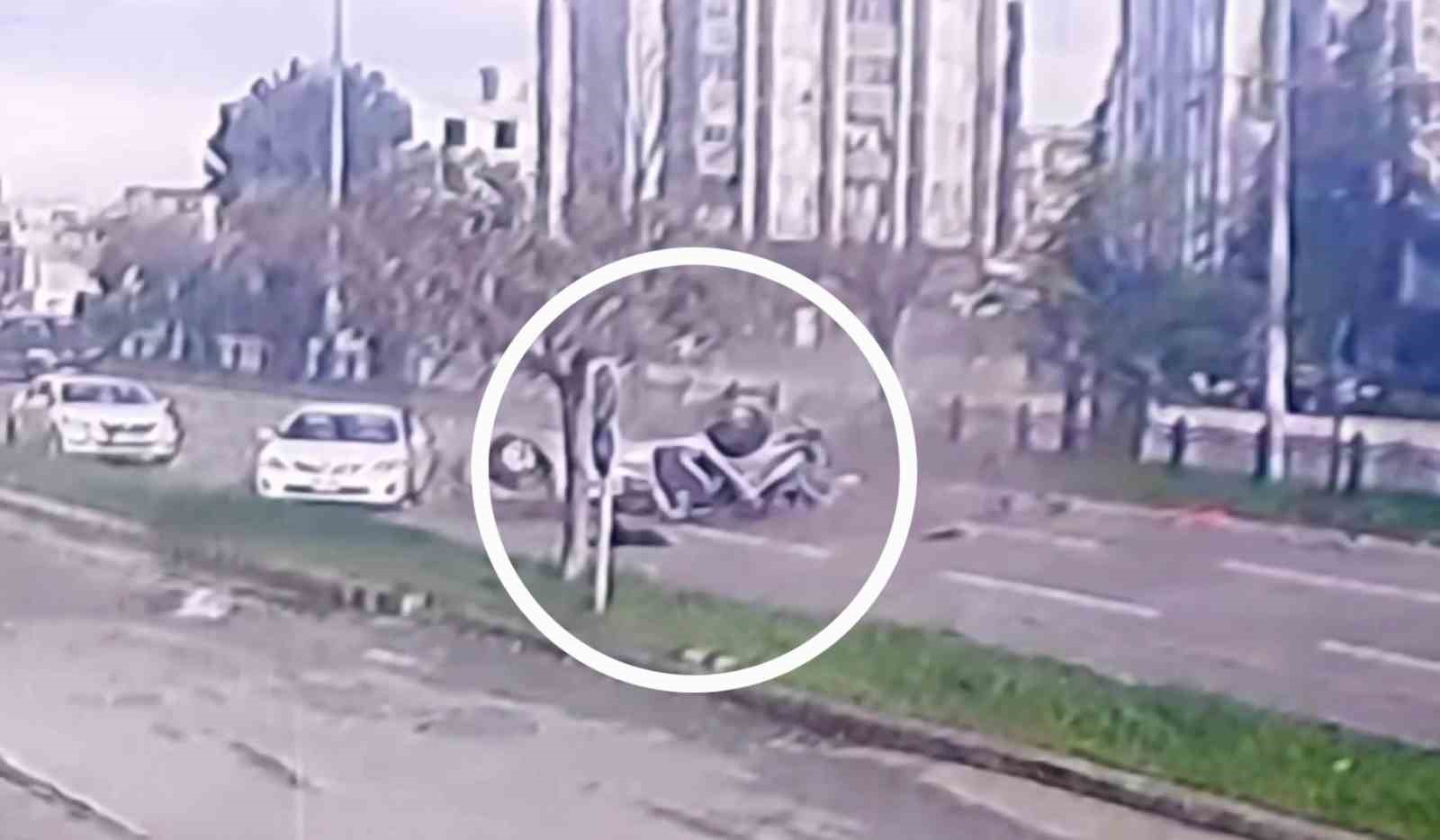 Samsun’da otomobili demir korkuluklara çaptı: 2 yaralı
