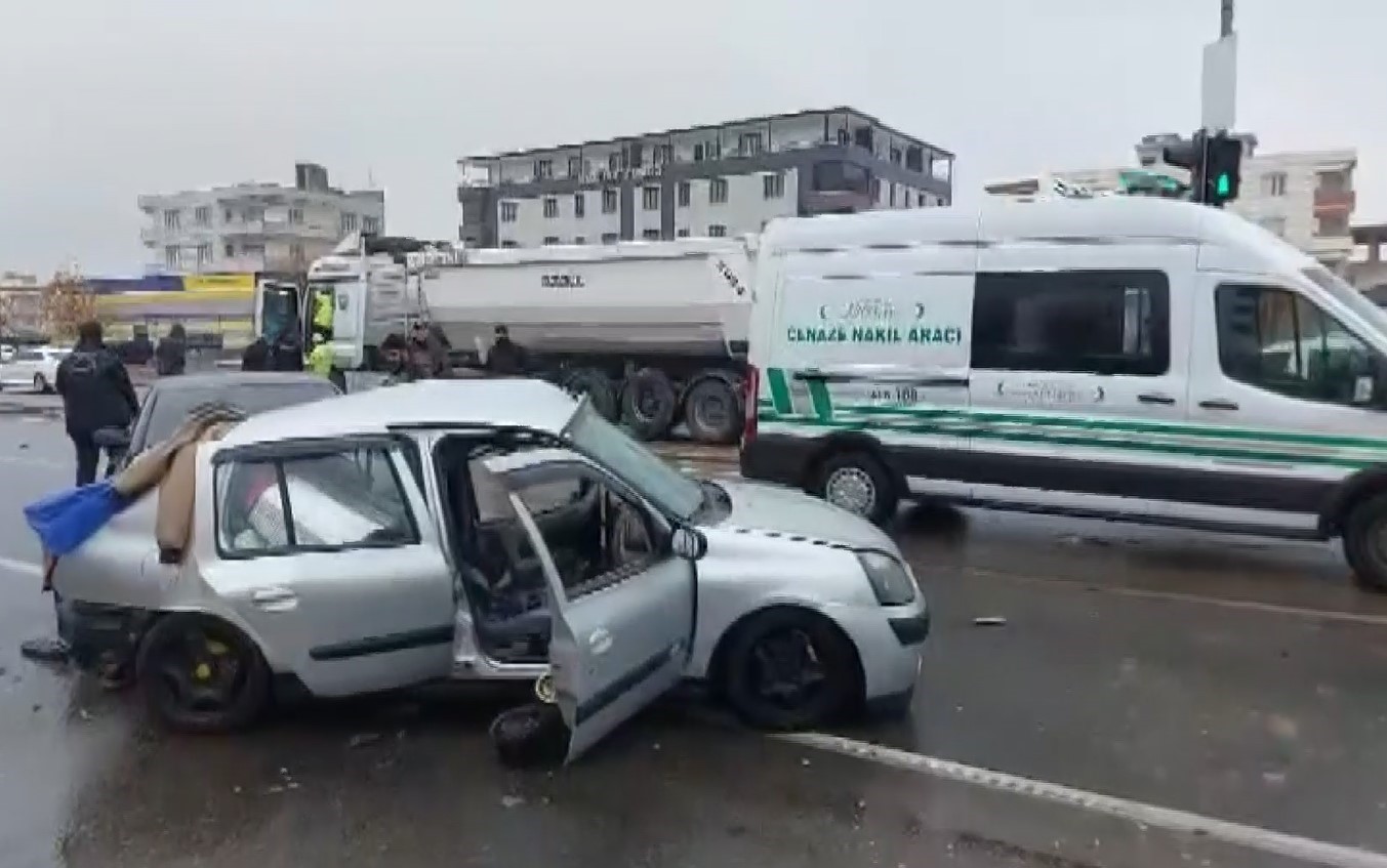 Gaziantep’te 3 aracın karıştığı kazada 1 kişi hayatını kaybetti
