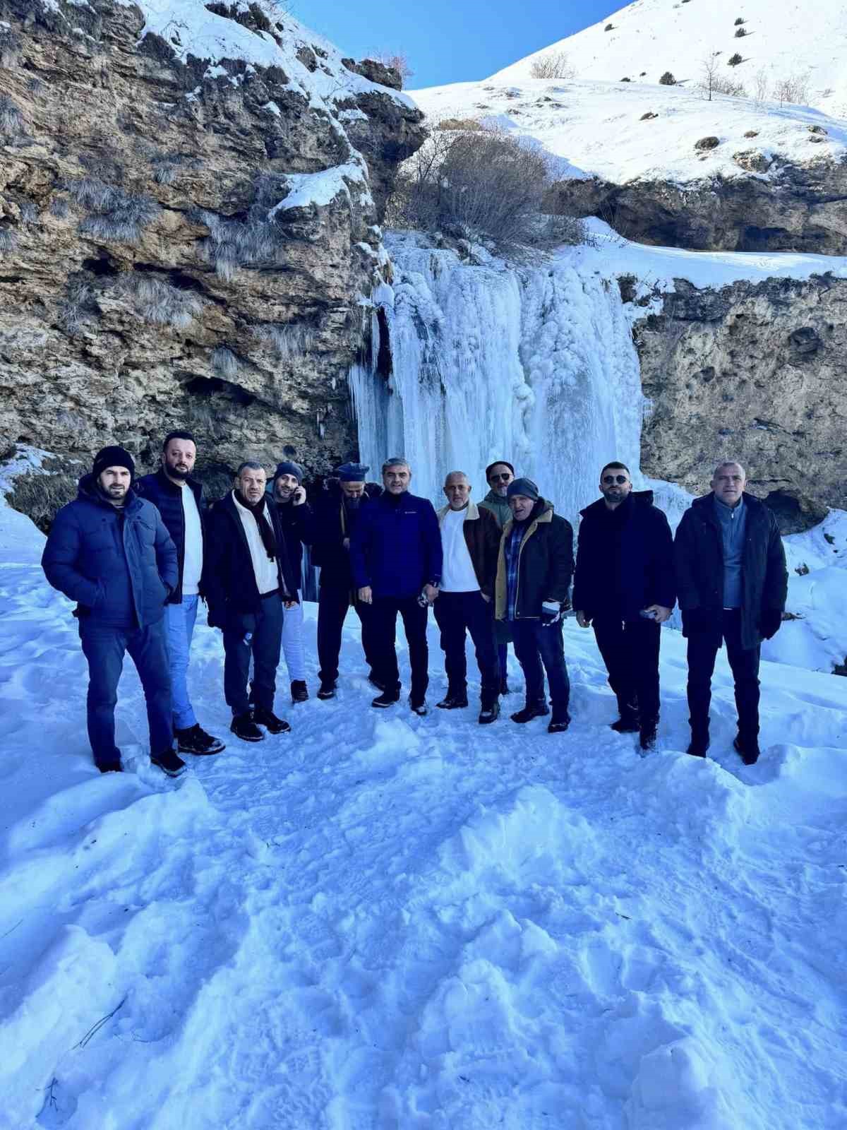 Bayburt’ta Sırakayalar Şelalesi buz tuttu
