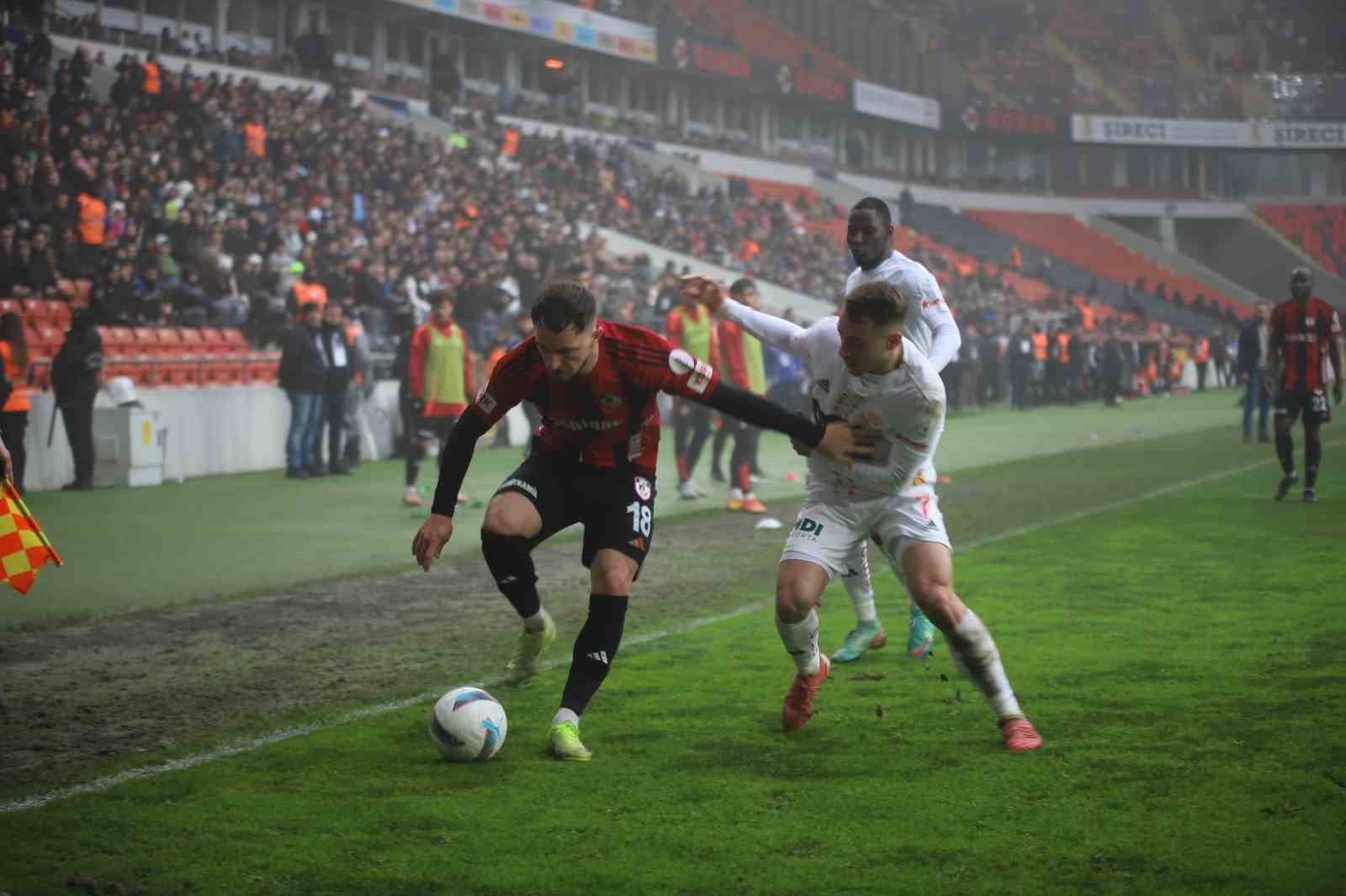 Trendyol Süper Lig: Gaziantep FK: 1 - Antalyaspor: 0 (İlk yarı)
