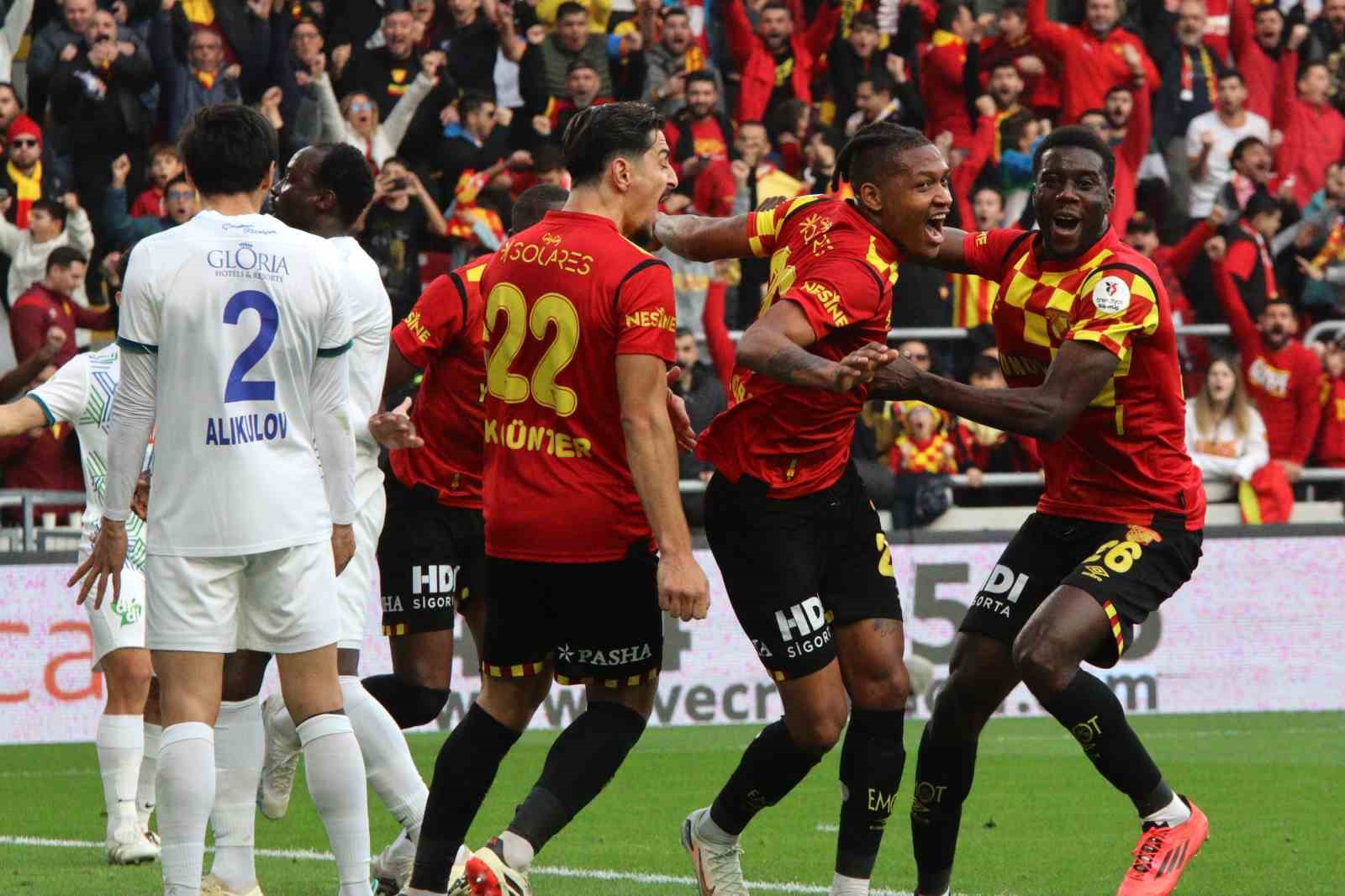 Trendyol Süper Lig: Göztepe: 1 - Çaykur Rizespor: 0 (İlk yarı)