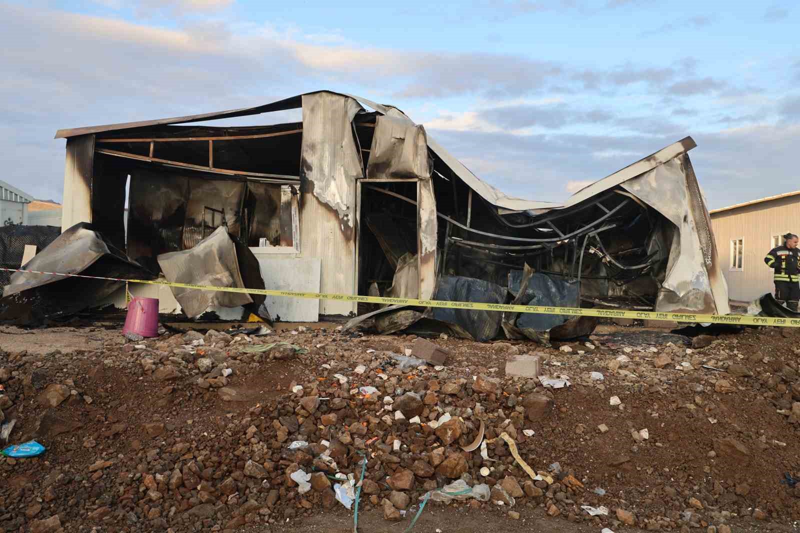 Elazığ’da konteyner yangını: 3 kişi yaralandı