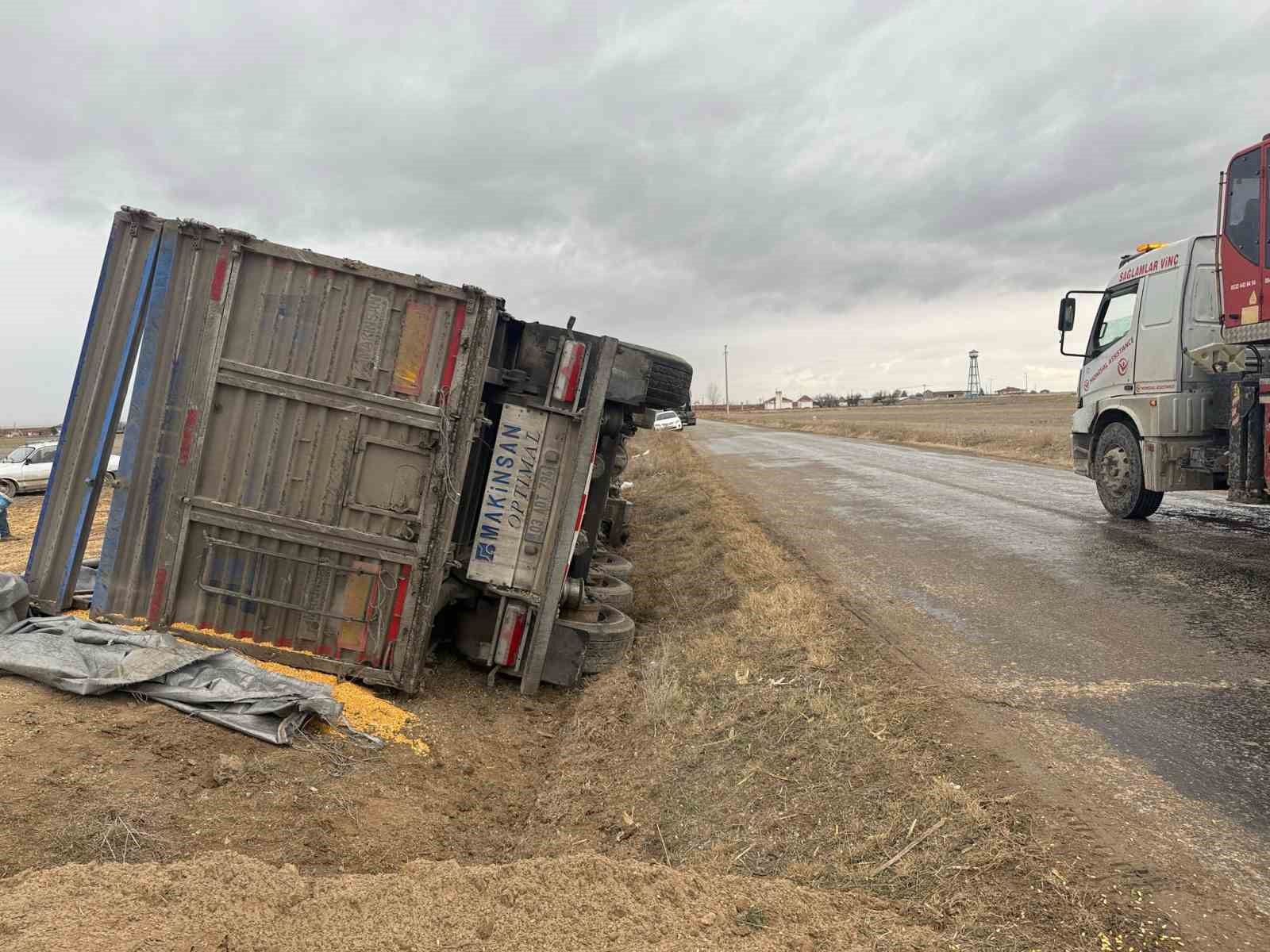 Mısır y&uuml;kl&uuml; tırın devrildiği kazada b&uuml;y&uuml;k &ccedil;apta madde hasar meydana geldi
