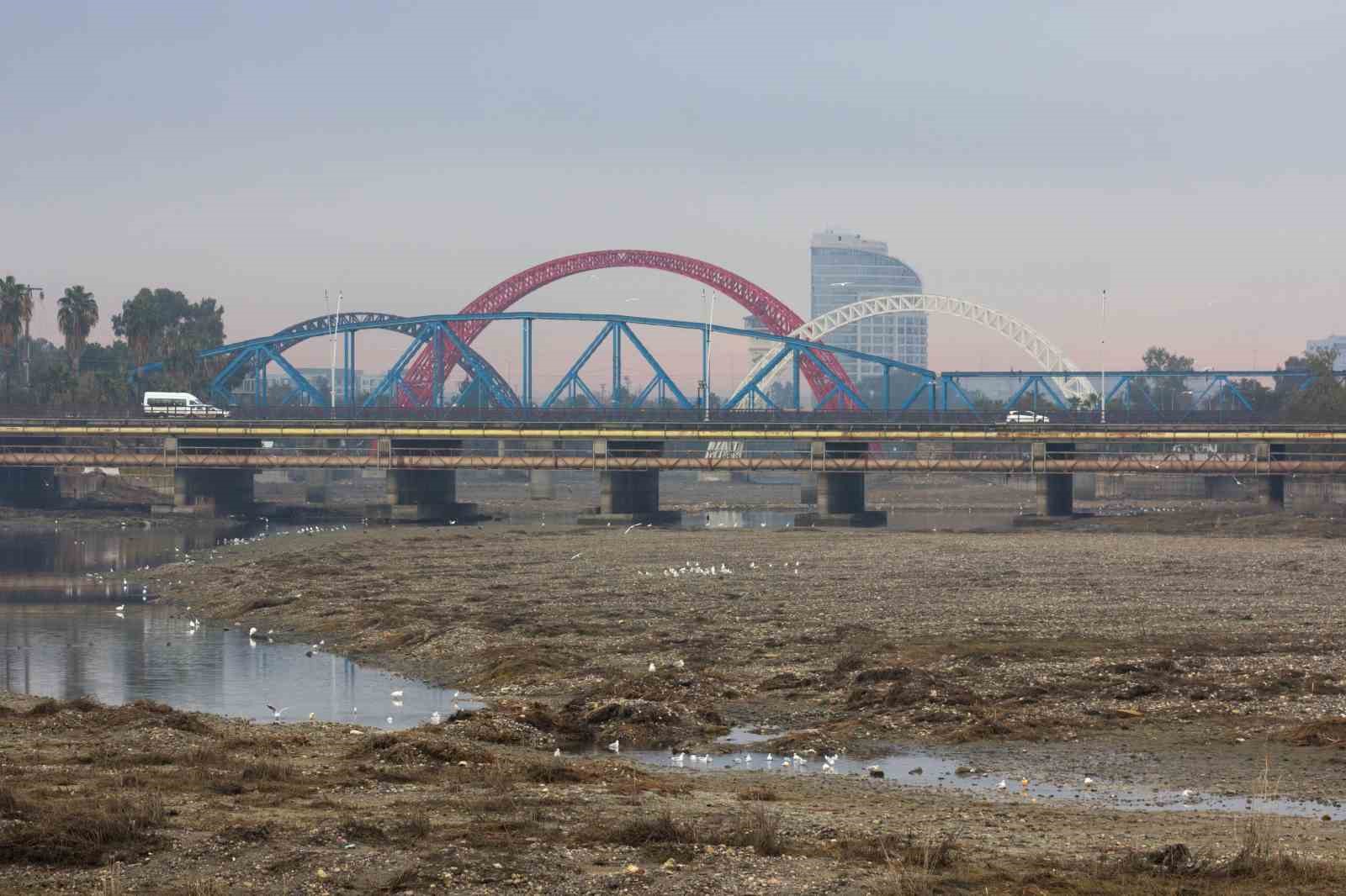 Adana’yı yağışlı hava etkisi altına aldı