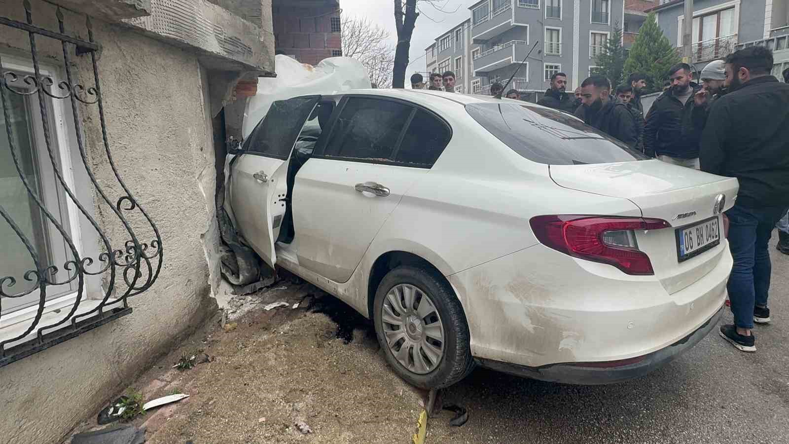 Freni boşalan otomobil binanın duvarına &ccedil;arptı: 2&rsquo;si ağır 4 yaralı
