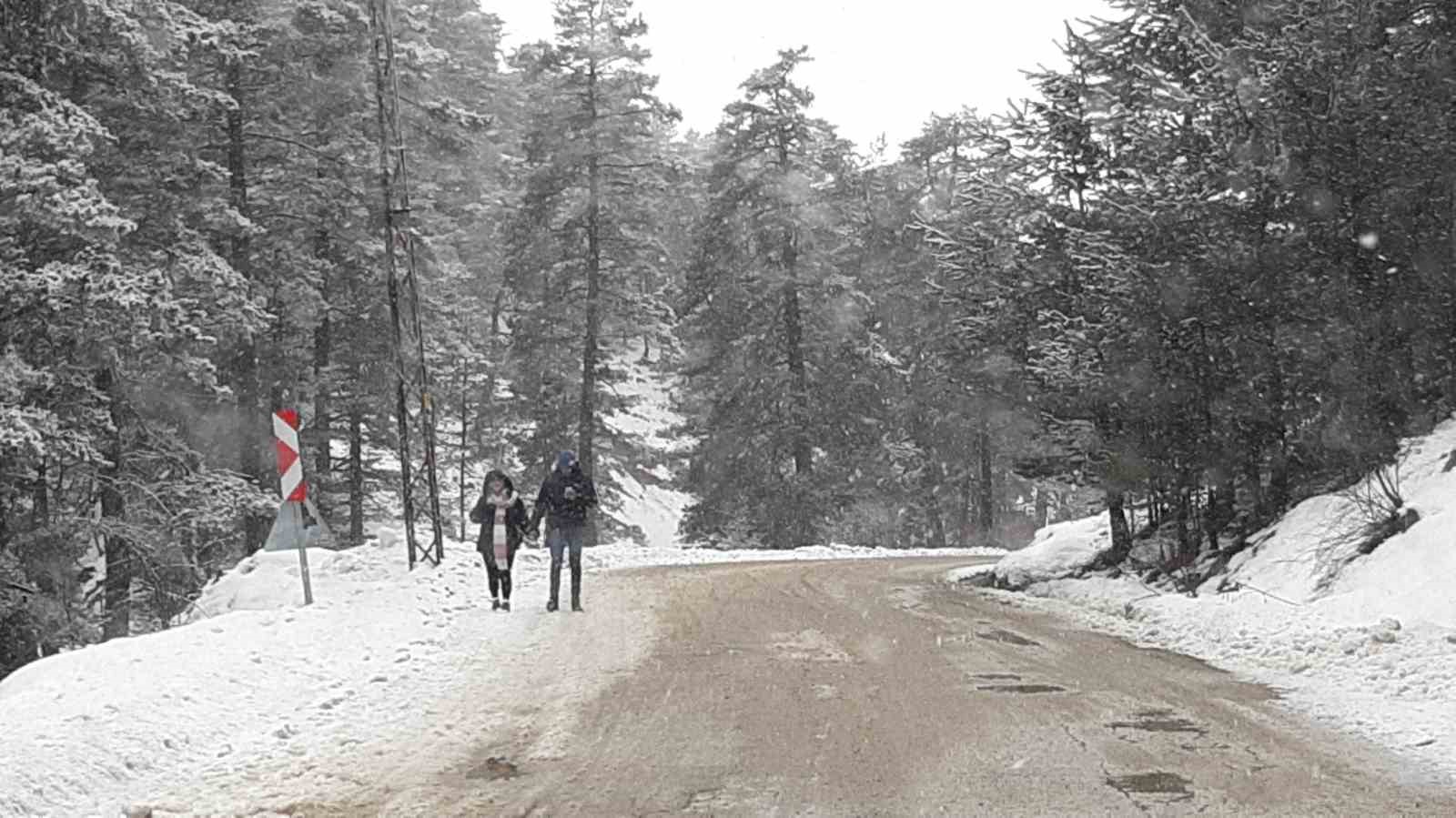 Abant Gölü Milli Parkı’nda kar yağışı başladı