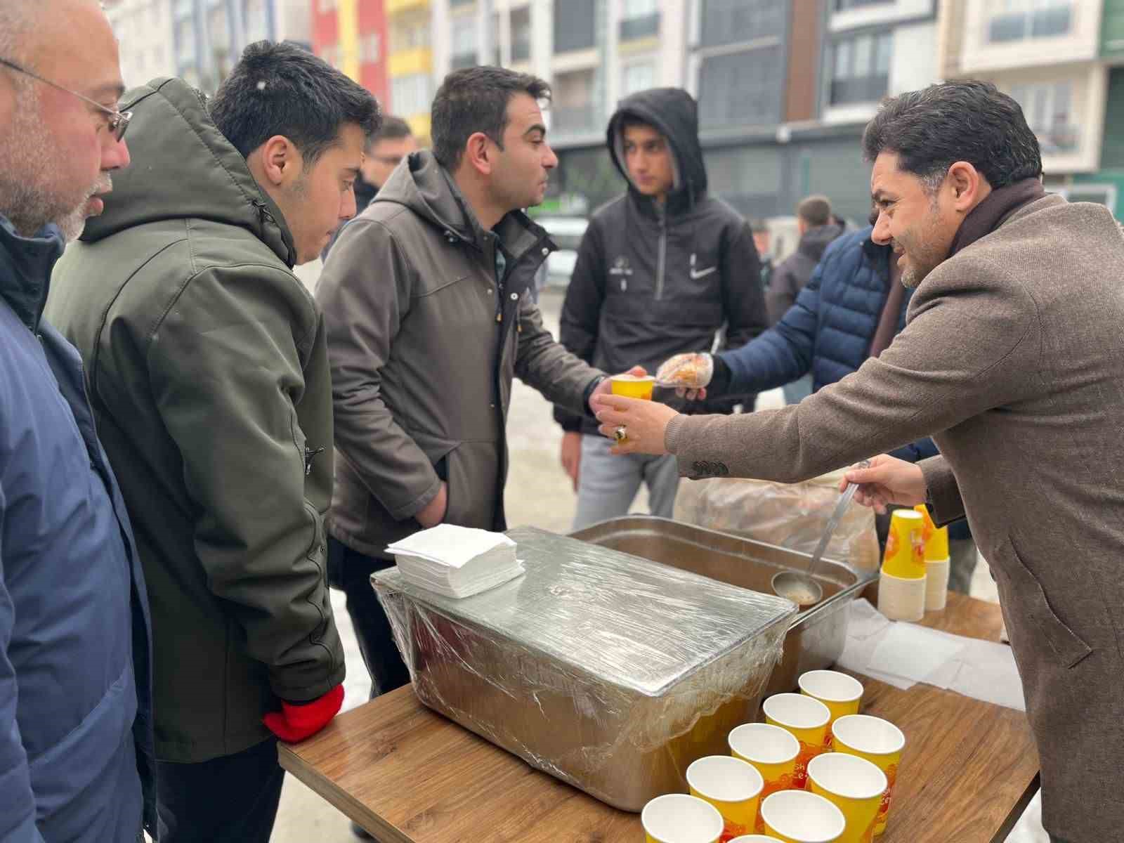 Başkan Adıg&uuml;zel, taraftarlara sıcak &ccedil;orba ikram etti
