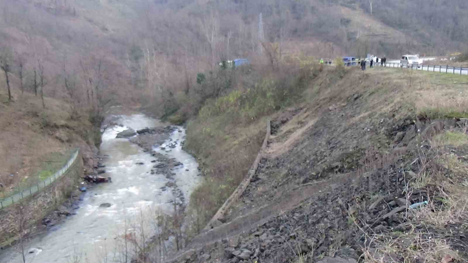 Trabzon’da otomobil dereye uçtu: 1 ölü