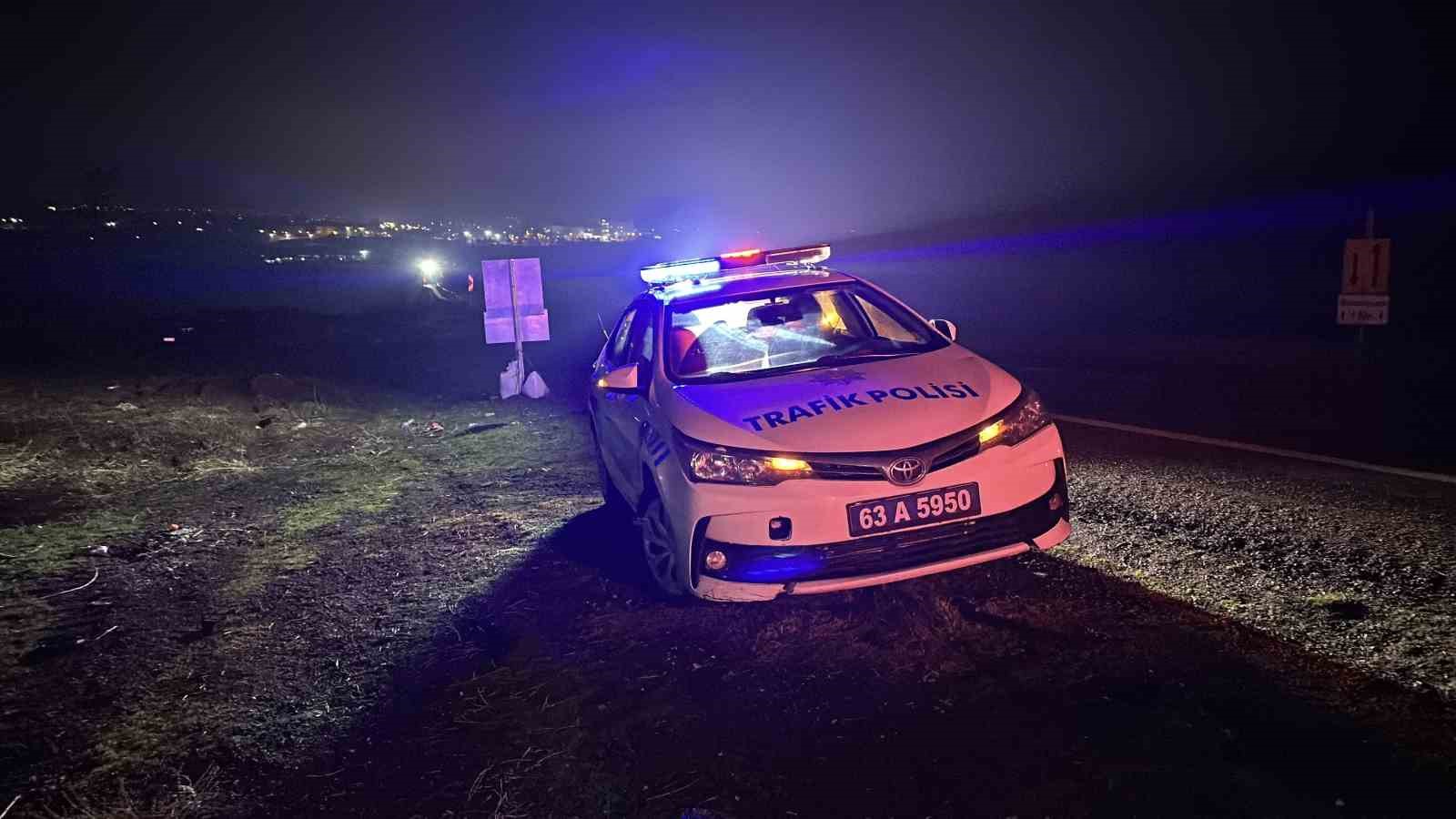 Şanlıurfa’da kontrolden çıkan otomobil şarampole devrildi: 3 yaralı
