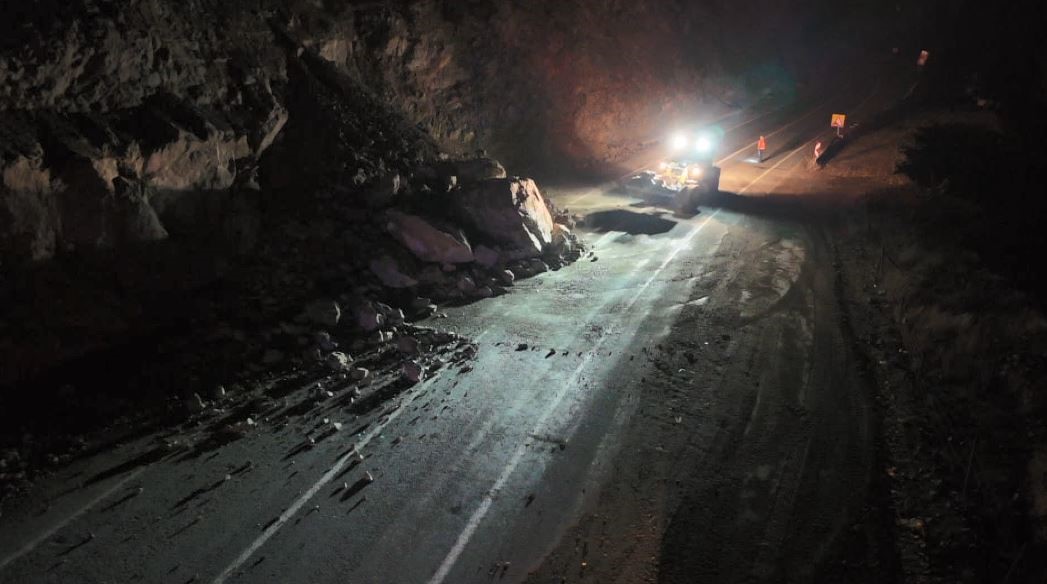 Artvin’de gece meydana gelen heyelan karayolunu ulaşıma kapattı
