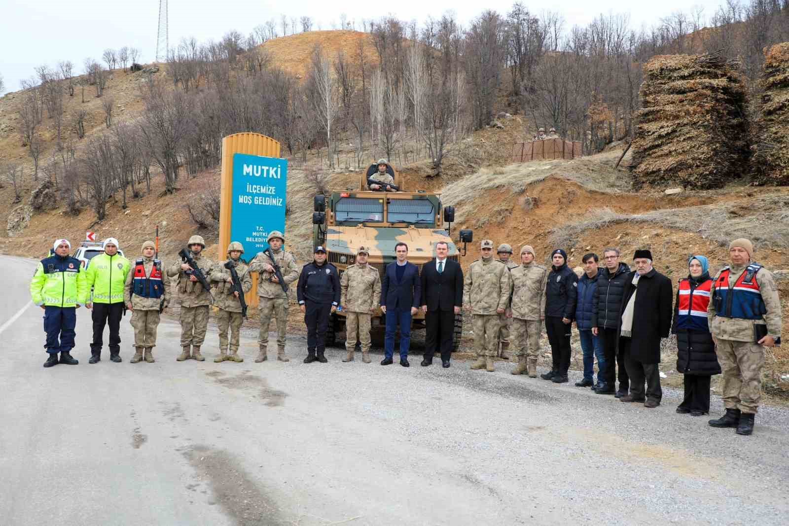 Vali Karakaya Mutki’de yol çalışmalarını inceledi
