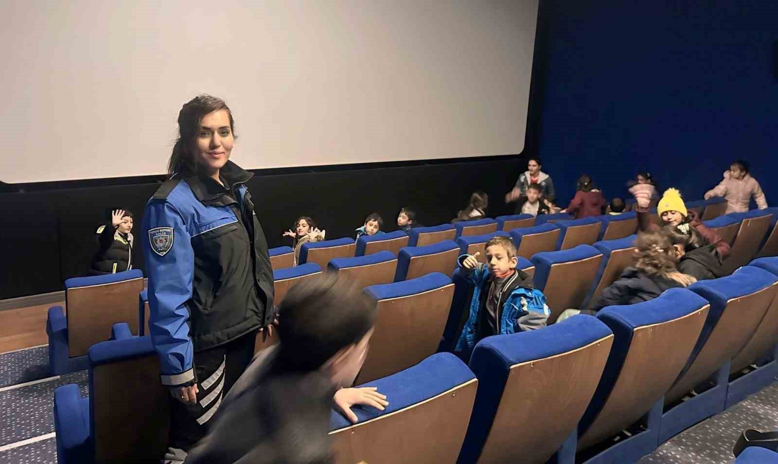 Polislerden sinema etkinliği