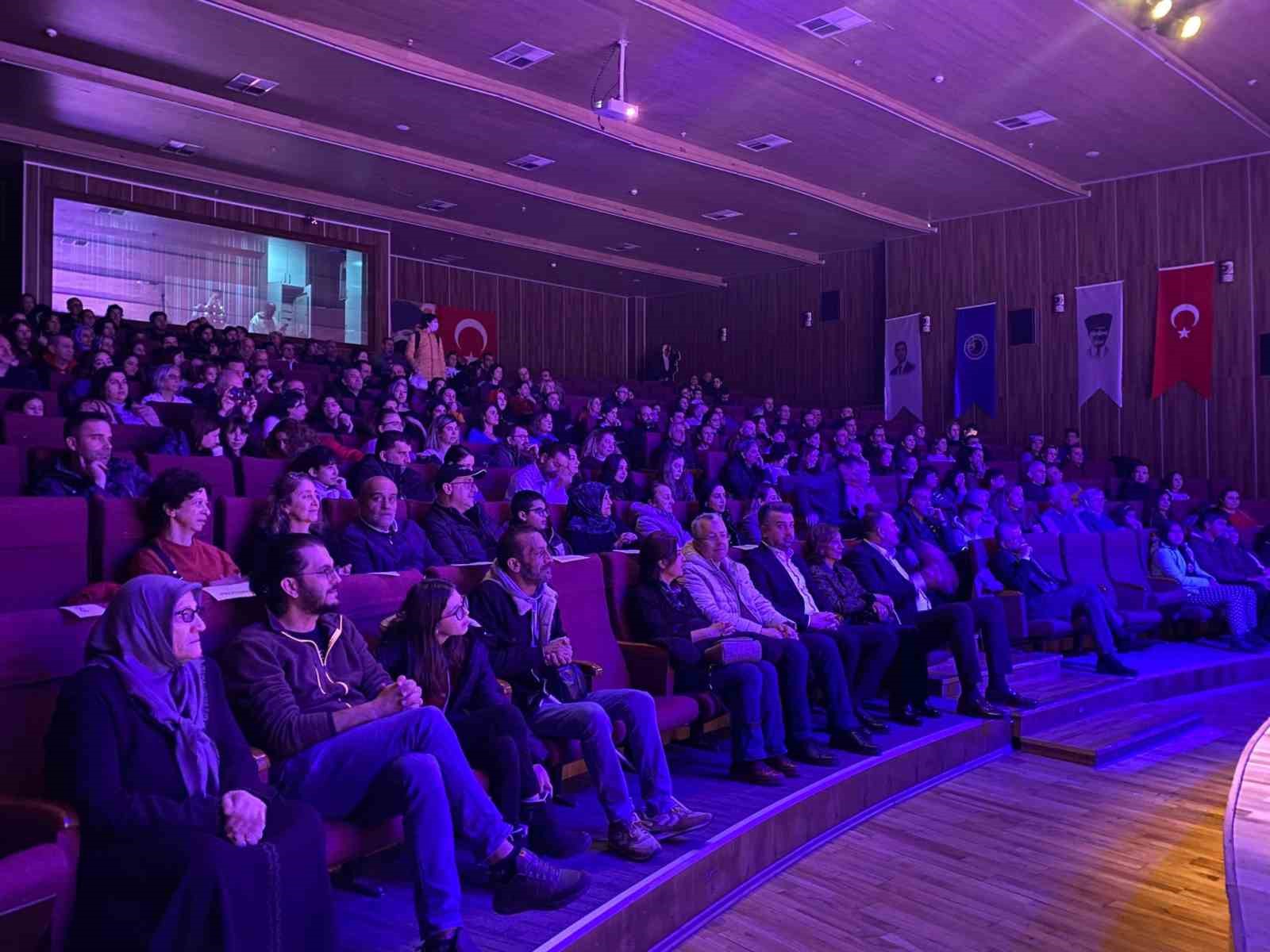 Kartal Belediyesi Sanat Akademisi öğrencilerinden yılsonu konseri
