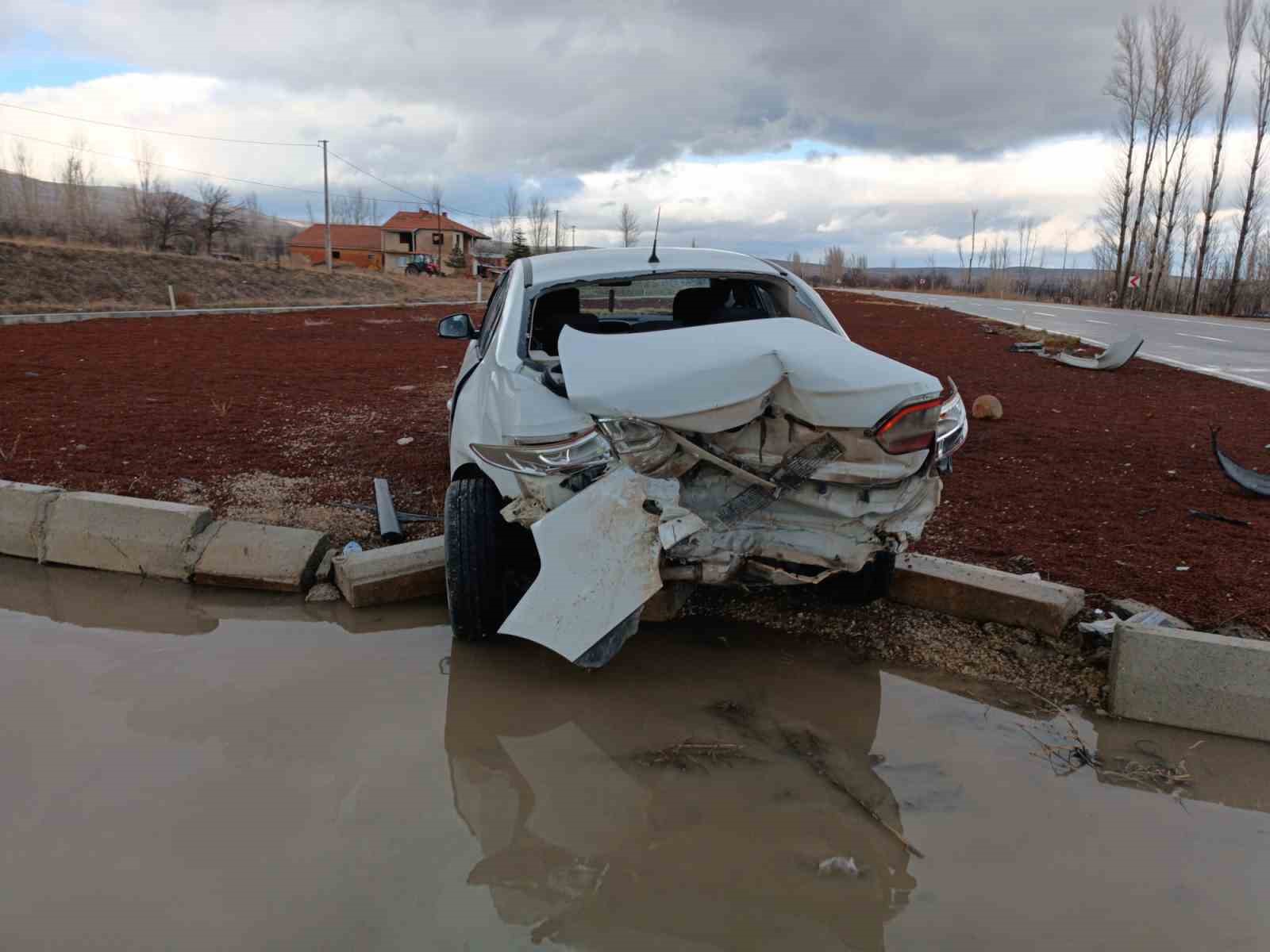 Kavşakta çarpışan otomobillerden birinin sürücüsü yaralandı
