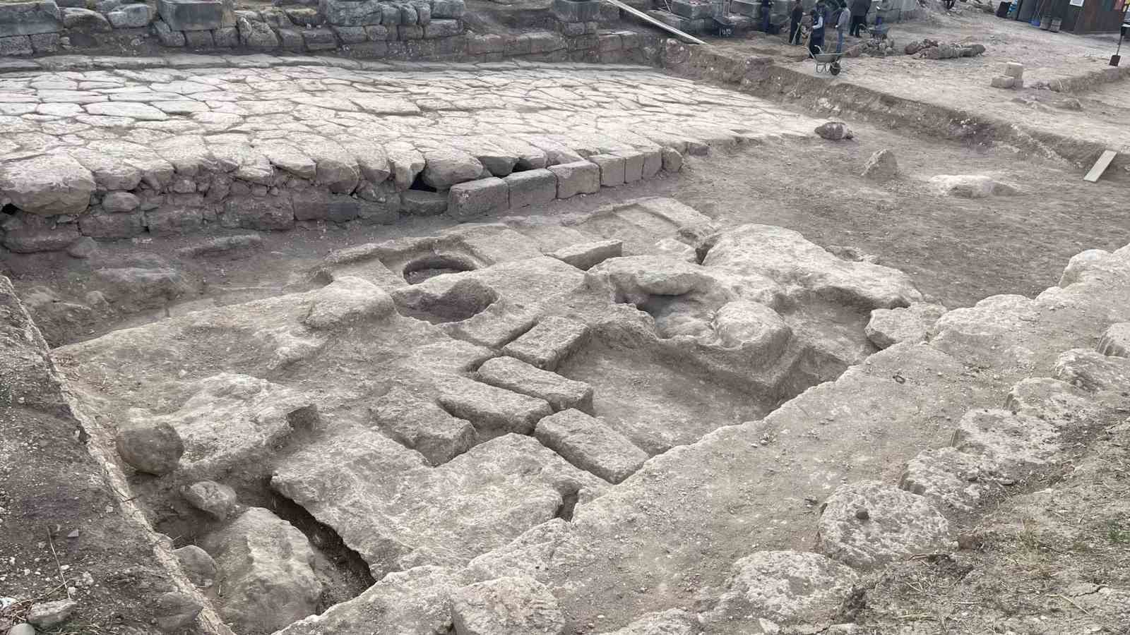 Kastabala Antik Kenti’nde daha eski dönemlere ait olduğu düşünülen tapınak kalıntısı bulundu
