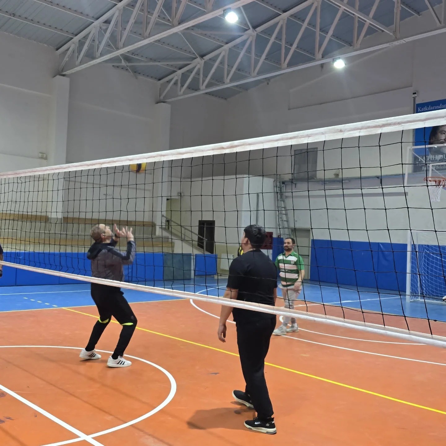 Başkan Dilsiz’den kız voleybol takımına maç öncesi motivasyon desteği
