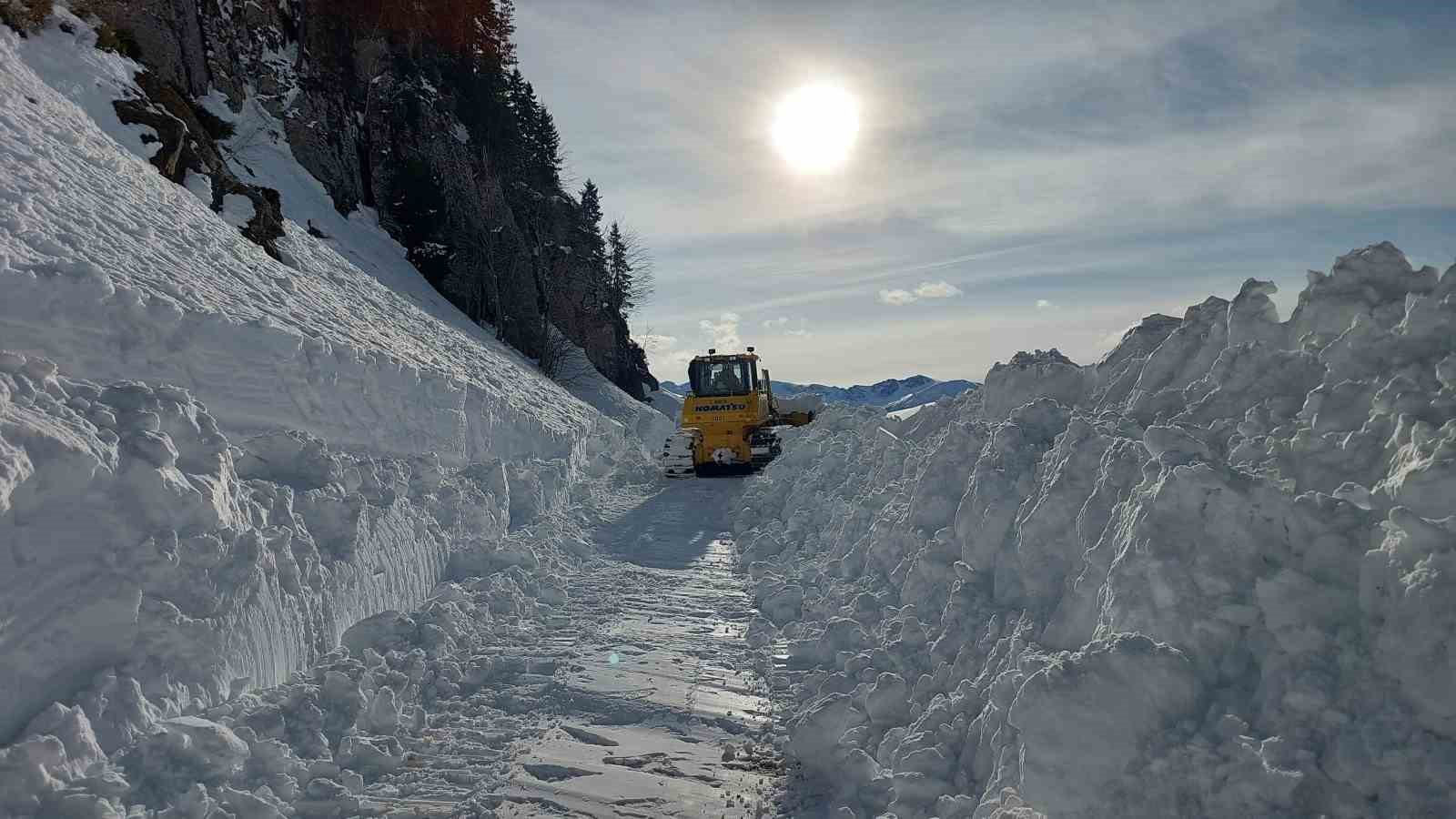 Kar nedeniyle ulaşıma kapanan Artvin’in Macahel Geçidi’nde yol açma çalışmaları 10 gündür devam ediyor