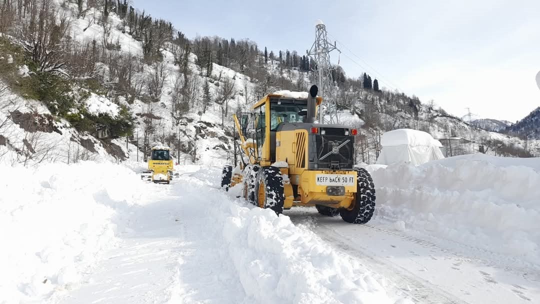 Kar nedeniyle ulaşıma kapanan Artvin’in Macahel Geçidi’nde yol açma çalışmaları 10 gündür devam ediyor
