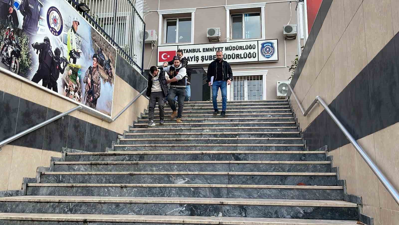 Tuzla’da otomobil çalan şüpheliler evden hırsızlık yaparken yakayı ele verdi