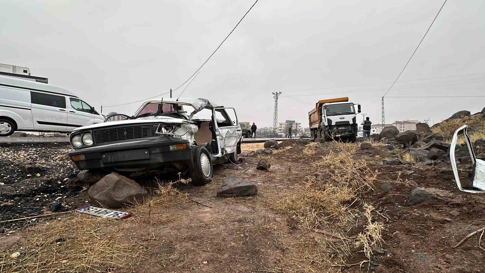 Siverek’te hafriyat kamyonu ile otomobil çarpıştı: 1 ölü, 3 yaralı