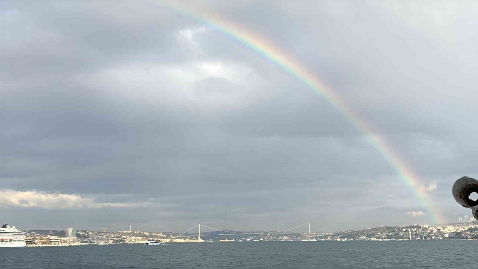 İstanbul Boğazı’nda beliren gökkuşağı mest etti
