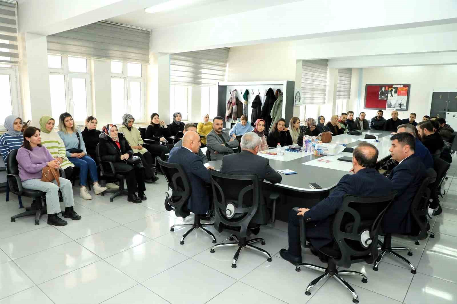 Müdür Gür ortaokul öğrencileri ile derse katıldı
