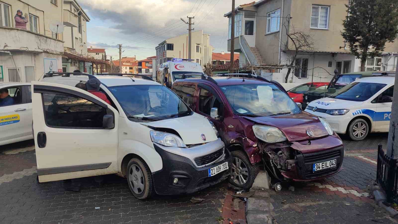 Edirne’de iki hafif ticari araç çarpıştı: Baba ve oğlu yaralandı