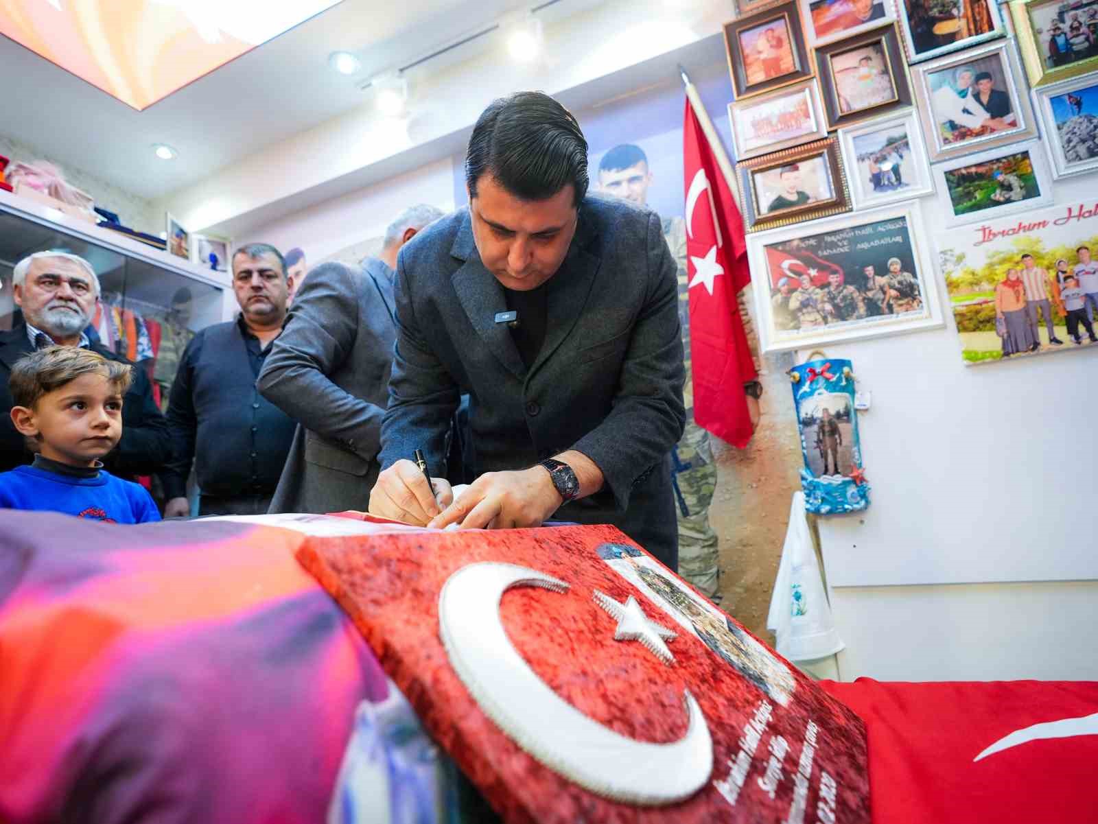 Başkan Yılmaz&rsquo;dan şehit A&ccedil;ıkg&ouml;z&rsquo;&uuml;n ailesine ziyaret
