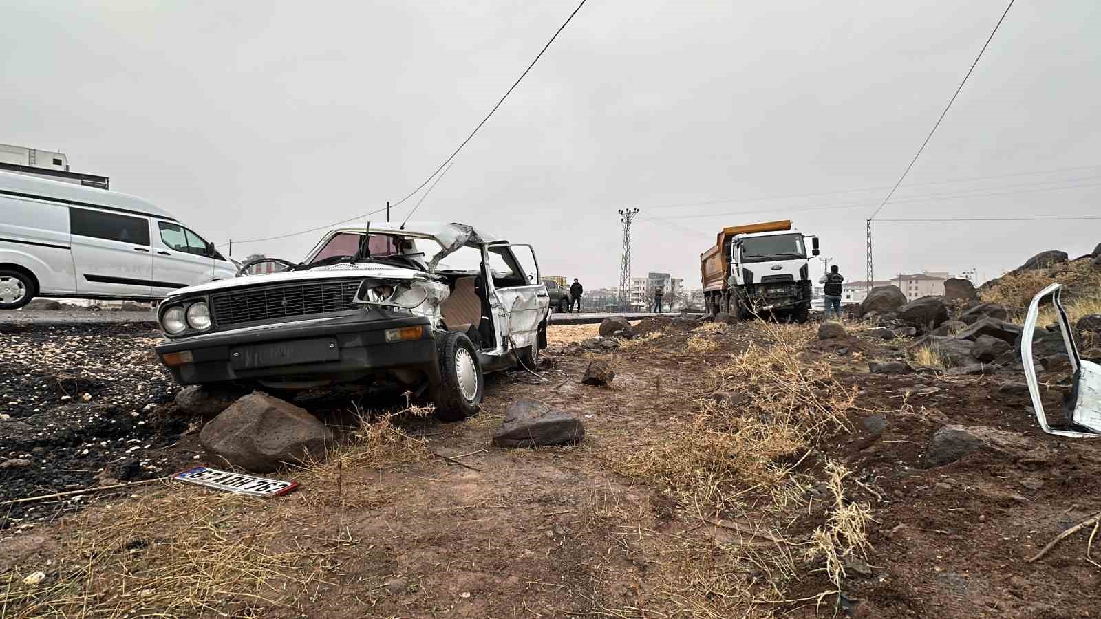 Siverek&rsquo;te hafriyat kamyonu ile otomobil &ccedil;arpıştı: 1 &ouml;l&uuml;, 3 yaralı
