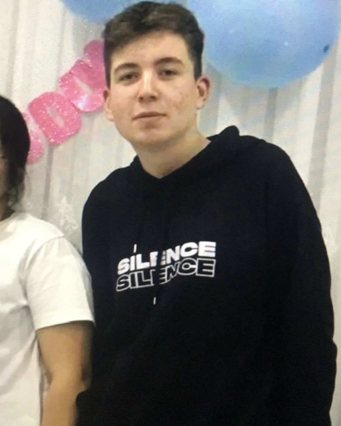 &Ccedil;anakkale&rsquo;de otob&uuml;s ile motosikletin karıştığı kazada hayatını kaybeden Mert G&uuml;l son yolculuğuna uğurlandı
