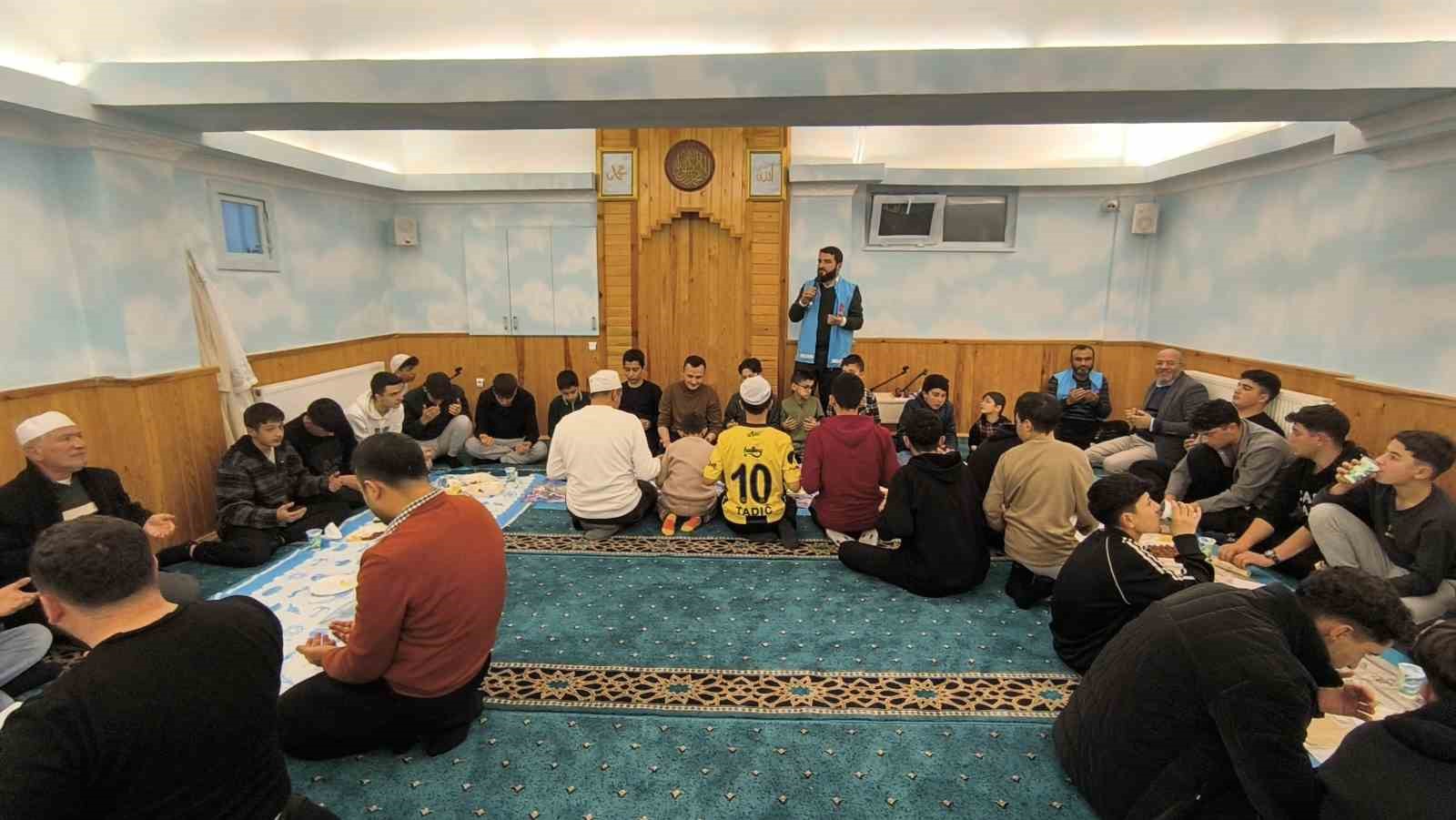 Darendeli gen&ccedil;ler en uzun gecede cami de buluştu
