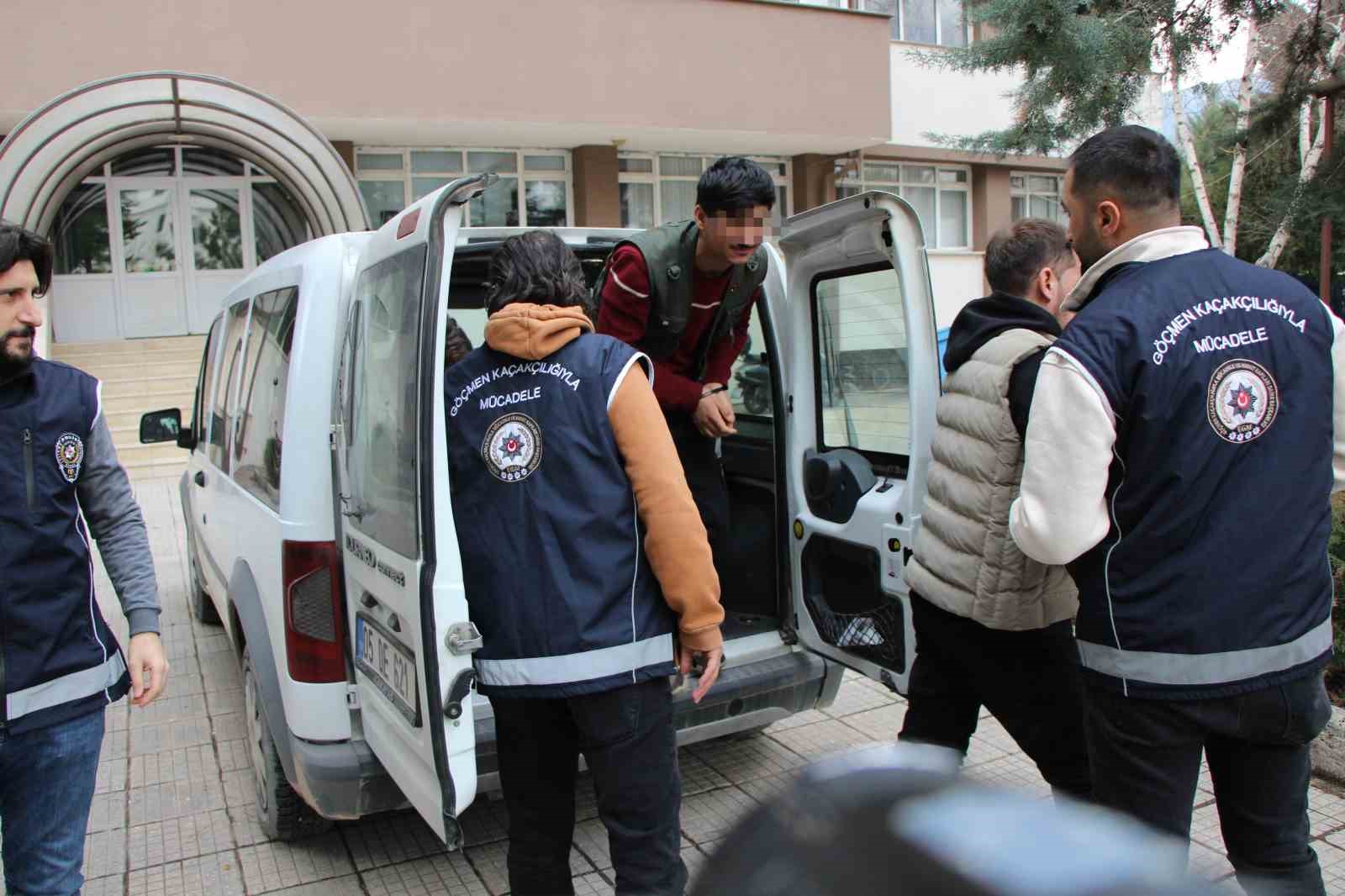 Amasya’da durdurulan otomobilden 4 kaçak göçmen çıktı