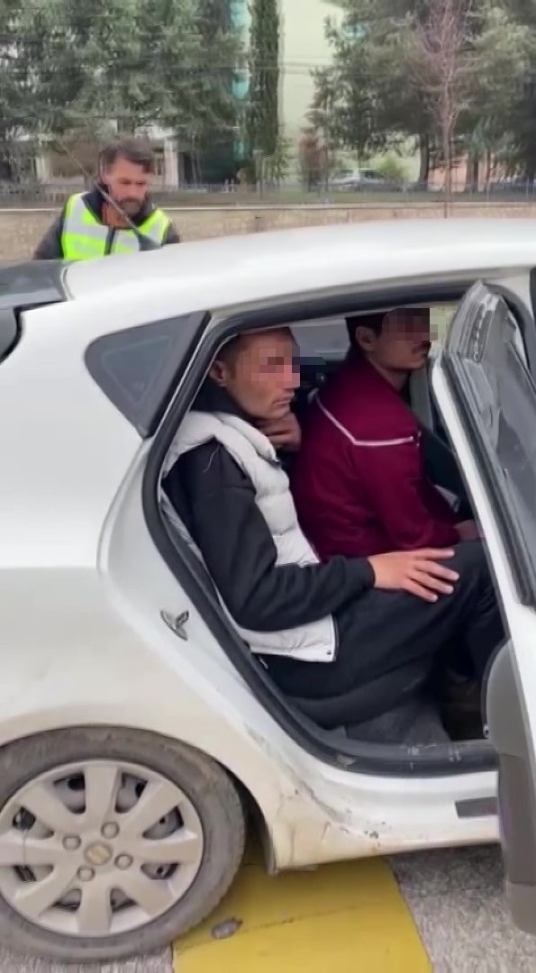 Amasya&rsquo;da durdurulan otomobilden 4 ka&ccedil;ak g&ouml;&ccedil;men &ccedil;ıktı
