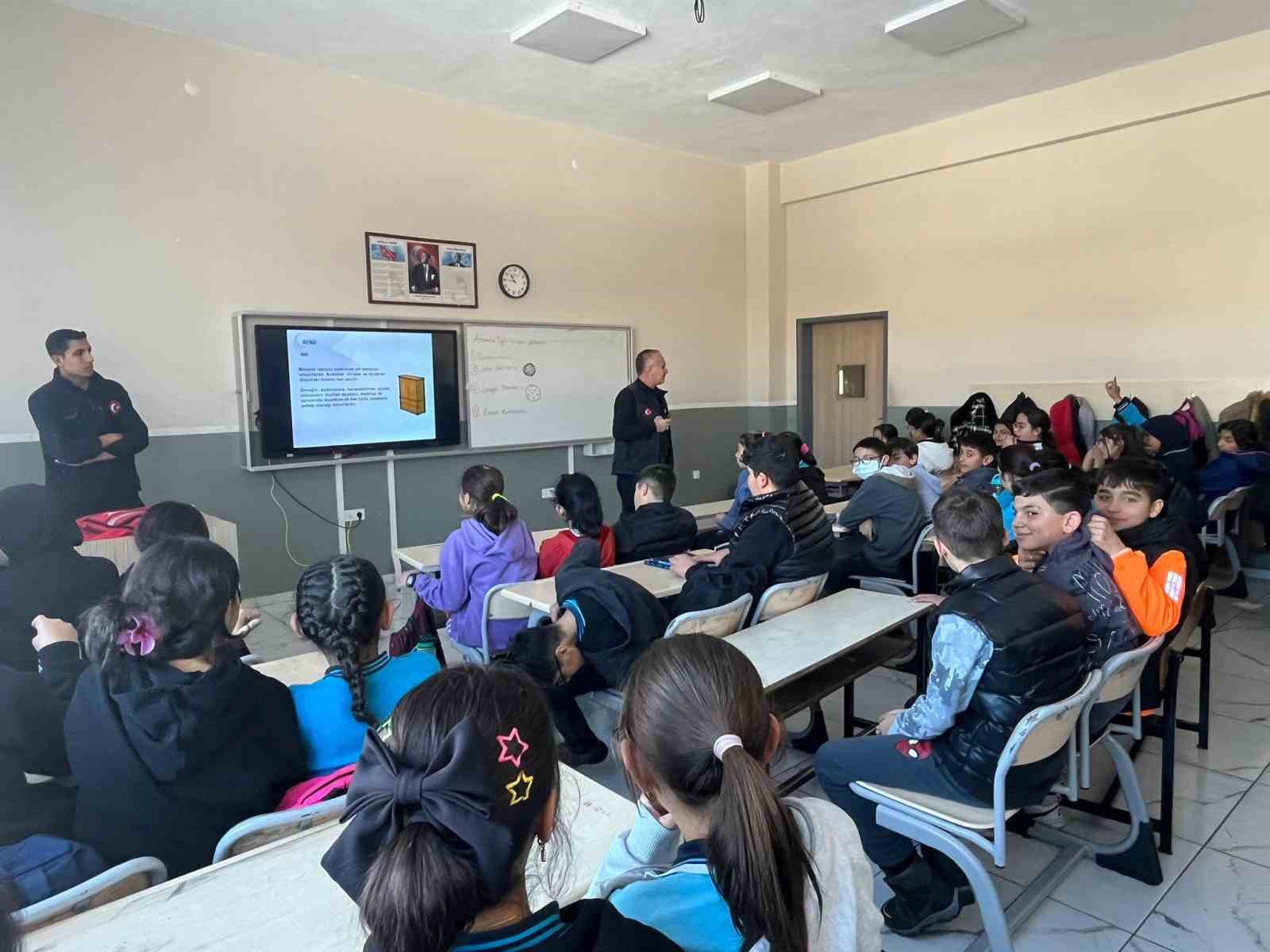 Kars’ta öğrencilere AFAD farkındalık eğitimi verildi