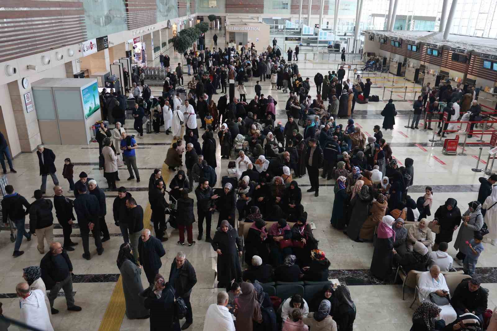 Elazığ’da umre kafilesini yüzlerce kişi uğurladı